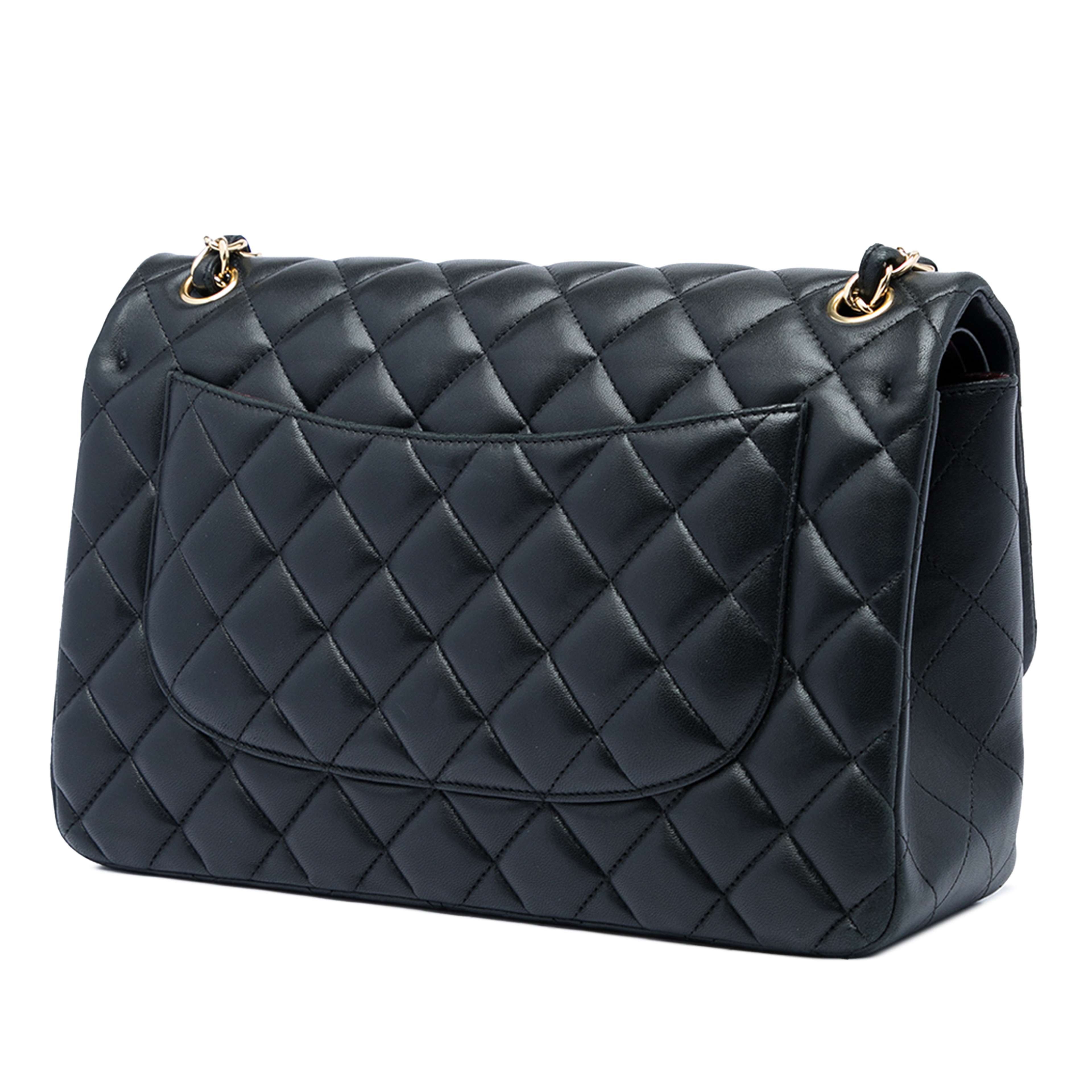Chanel Jumbo Classic Lambskin Double Flap, från Luxclusif, i färgen svart. Klicka för att öppna bilden i stort format