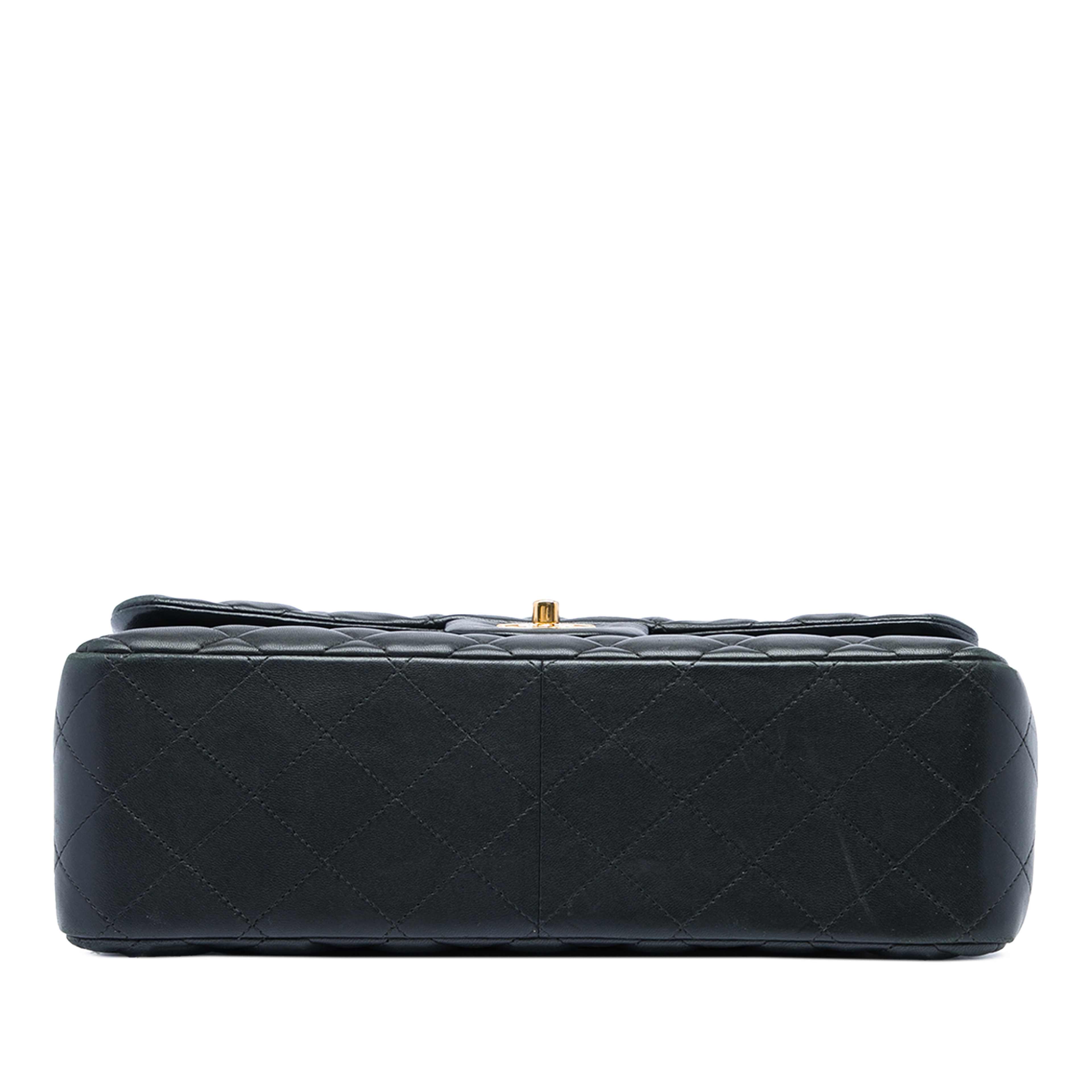 Chanel Jumbo Classic Lambskin Double Flap, från Luxclusif, i färgen svart. Klicka för att öppna bilden i stort format
