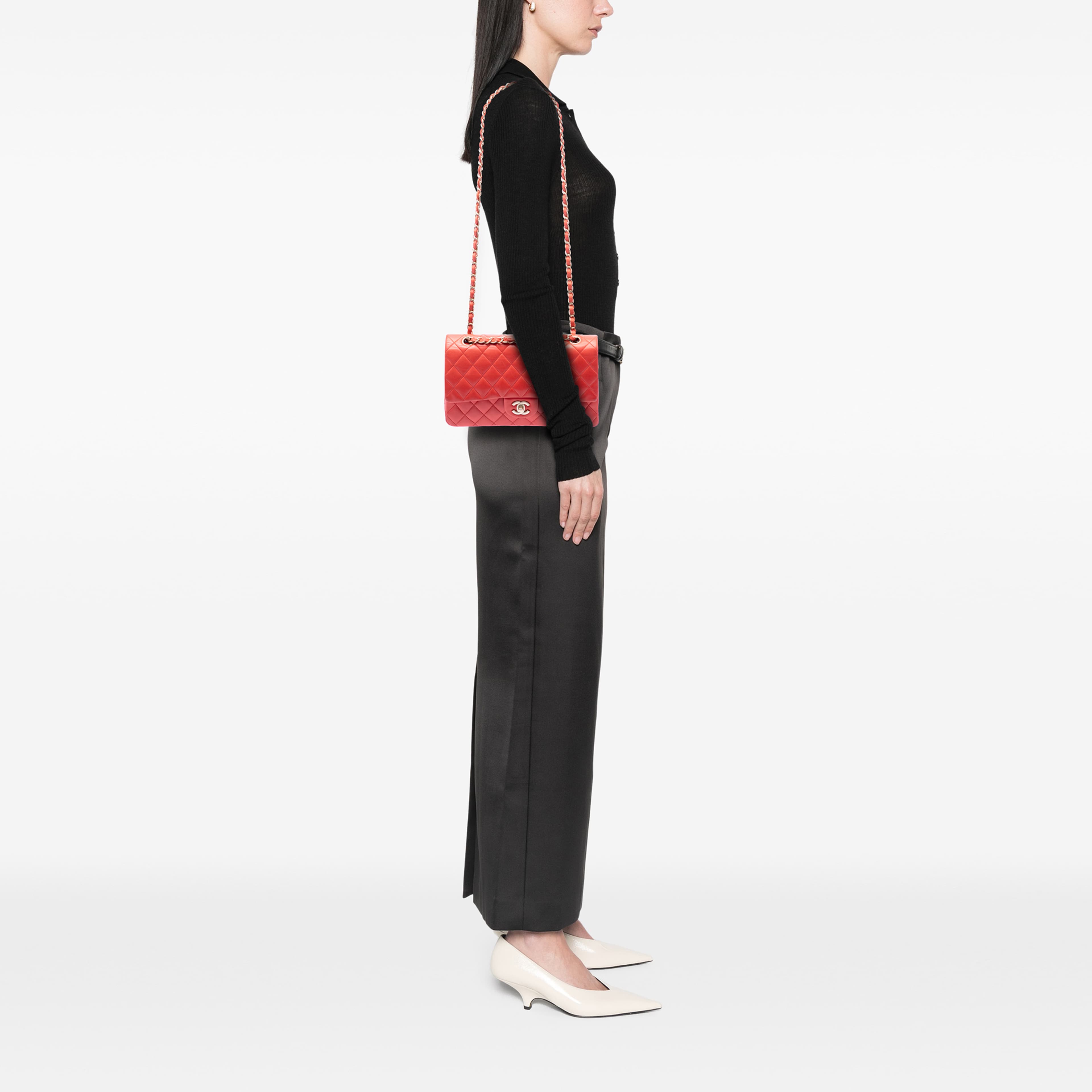 Chanel Medium Classic Lambskin Double Flap, från Luxclusif, i färgen orange. Klicka för att öppna bilden i stort format