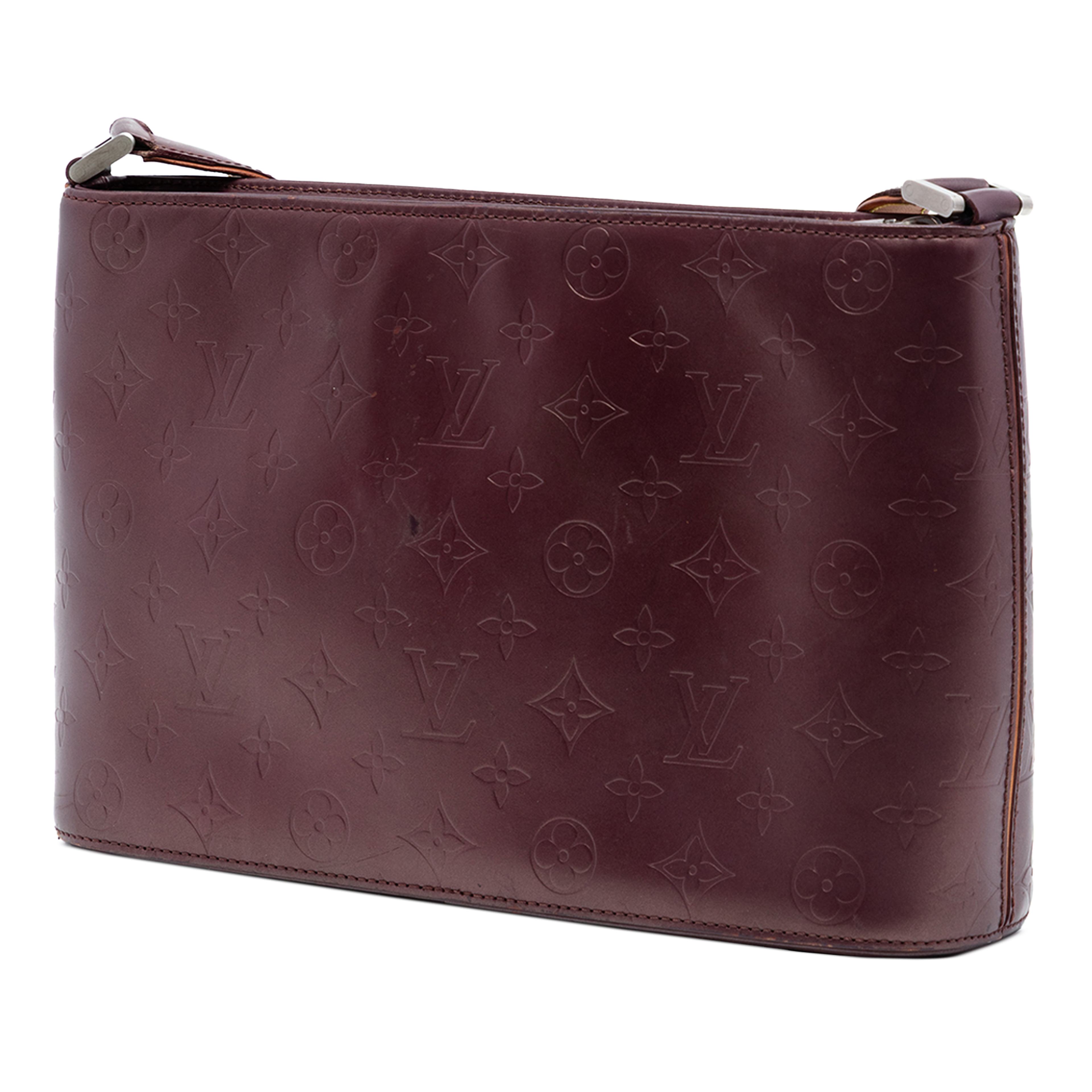 Louis Vuitton Monogram Mat Alston, från Luxclusif, i färgen röd. Klicka för att öppna bilden i stort format