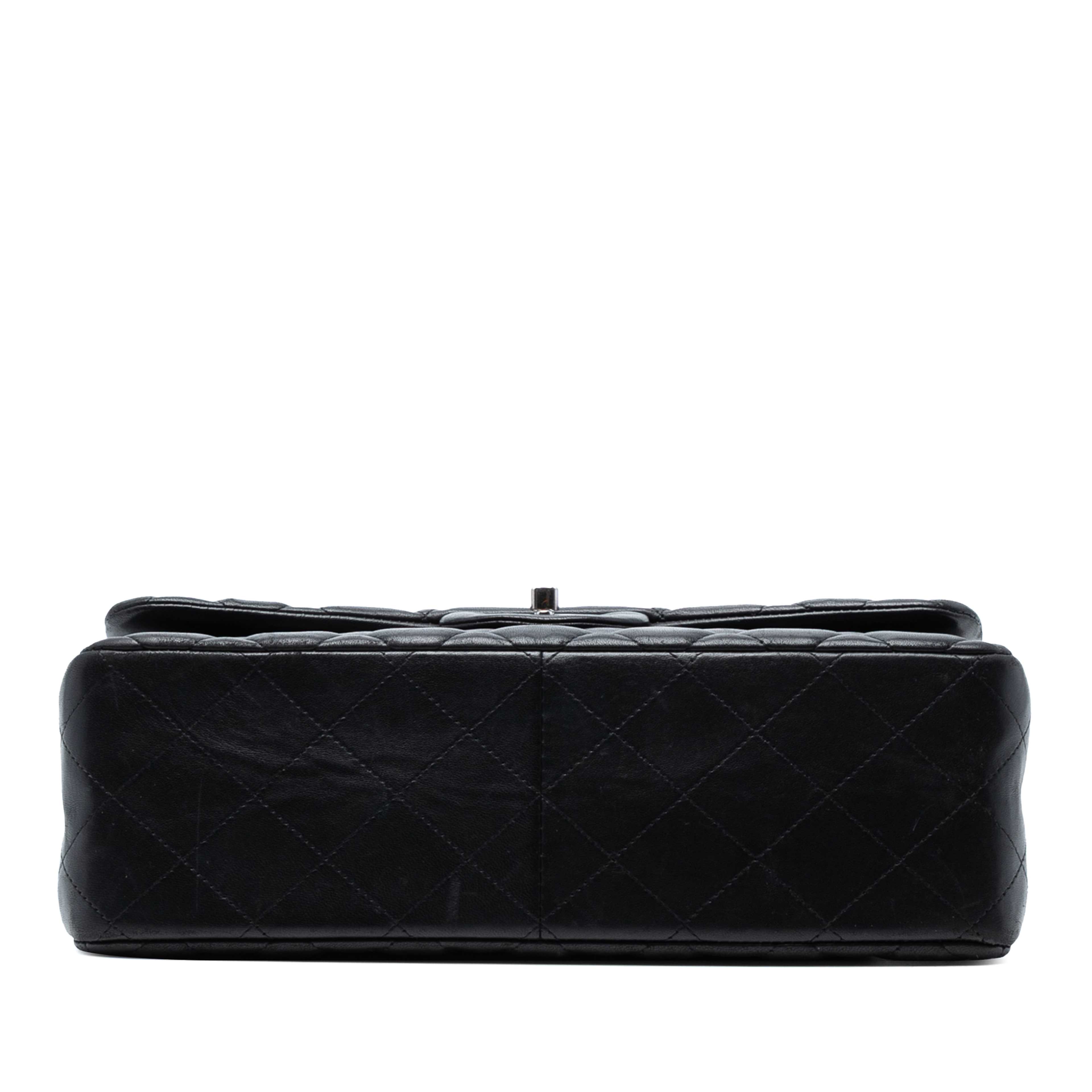 Chanel Jumbo Classic Lambskin Double Flap, från Luxclusif, i färgen black. Klicka för att öppna bilden i stort format