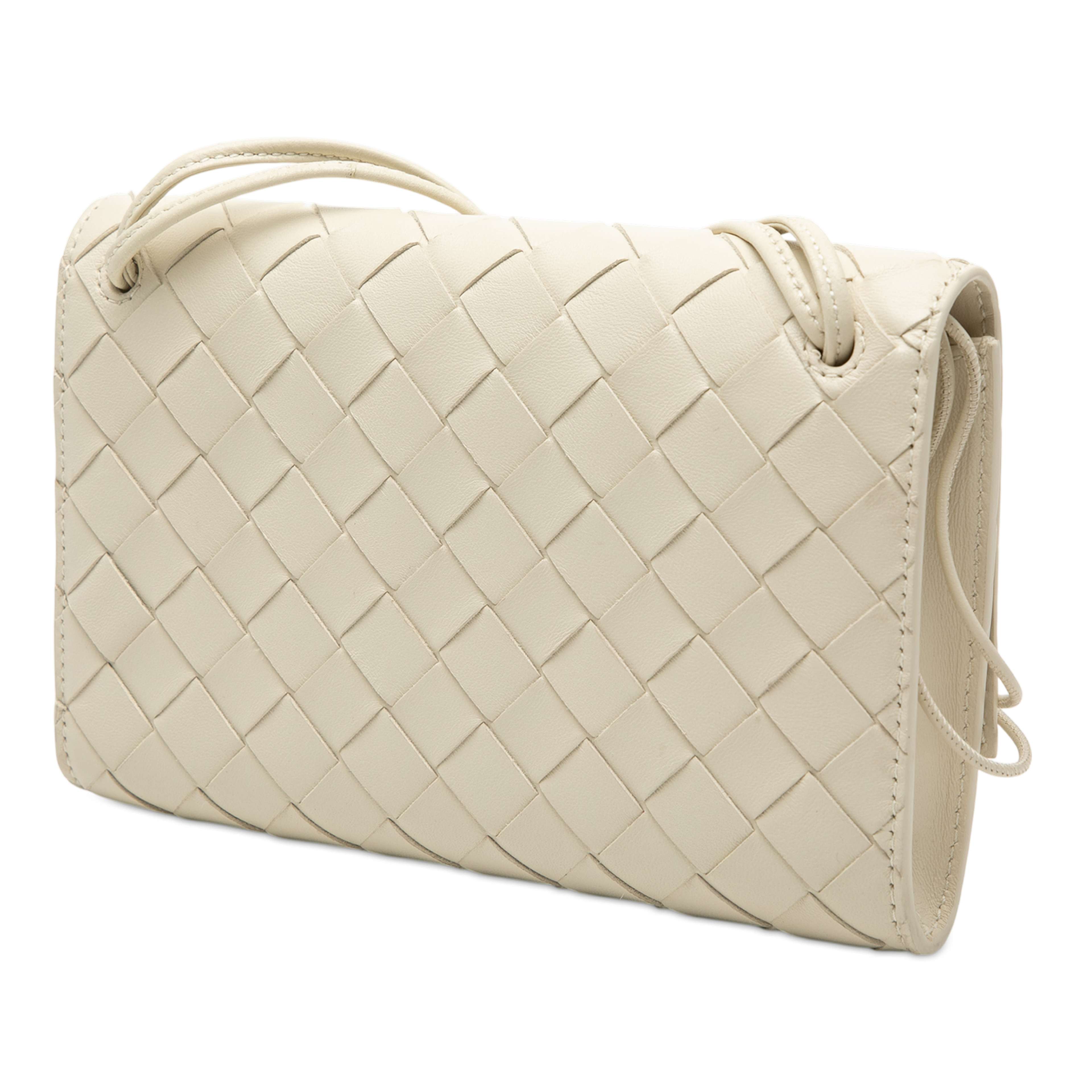 Bottega Veneta Nappa Intrecciato Andiamo Pouch On Strap, från Luxclusif, i färgen white. Klicka för att öppna bilden i stort format