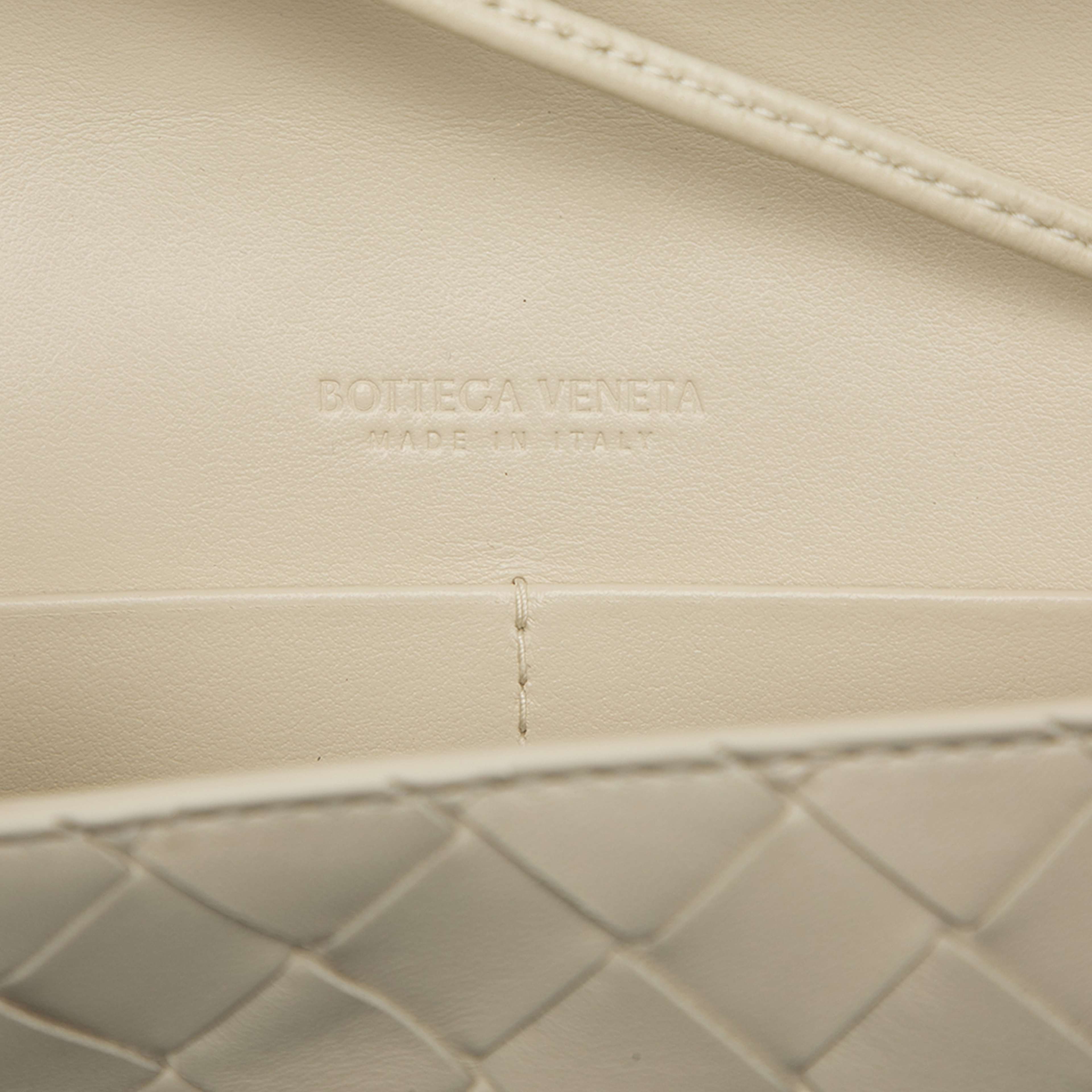 Bottega Veneta Nappa Intrecciato Andiamo Pouch On Strap, från Luxclusif, i färgen white. Klicka för att öppna bilden i stort format