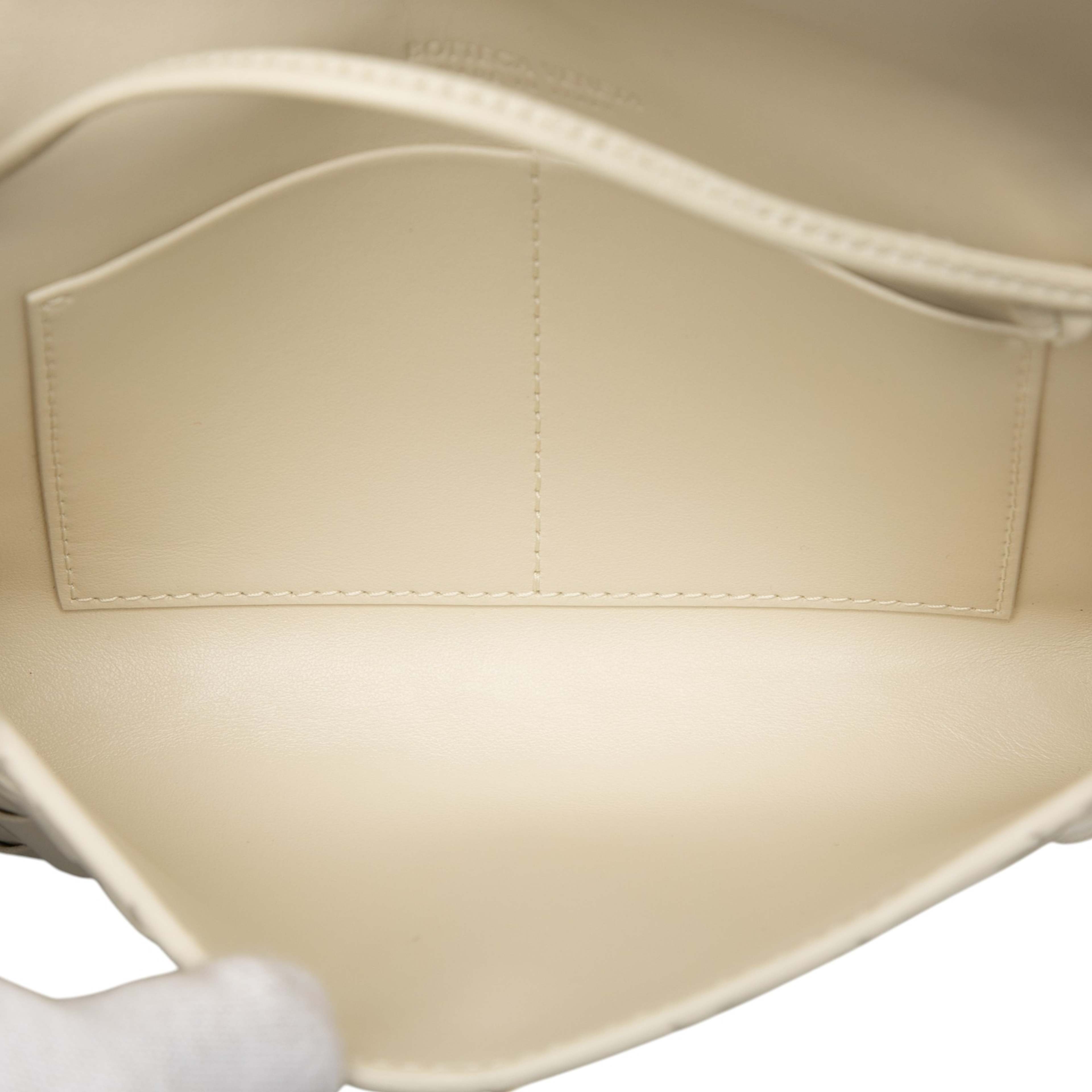 Bottega Veneta Nappa Intrecciato Andiamo Pouch On Strap, från Luxclusif, i färgen white. Klicka för att öppna bilden i stort format