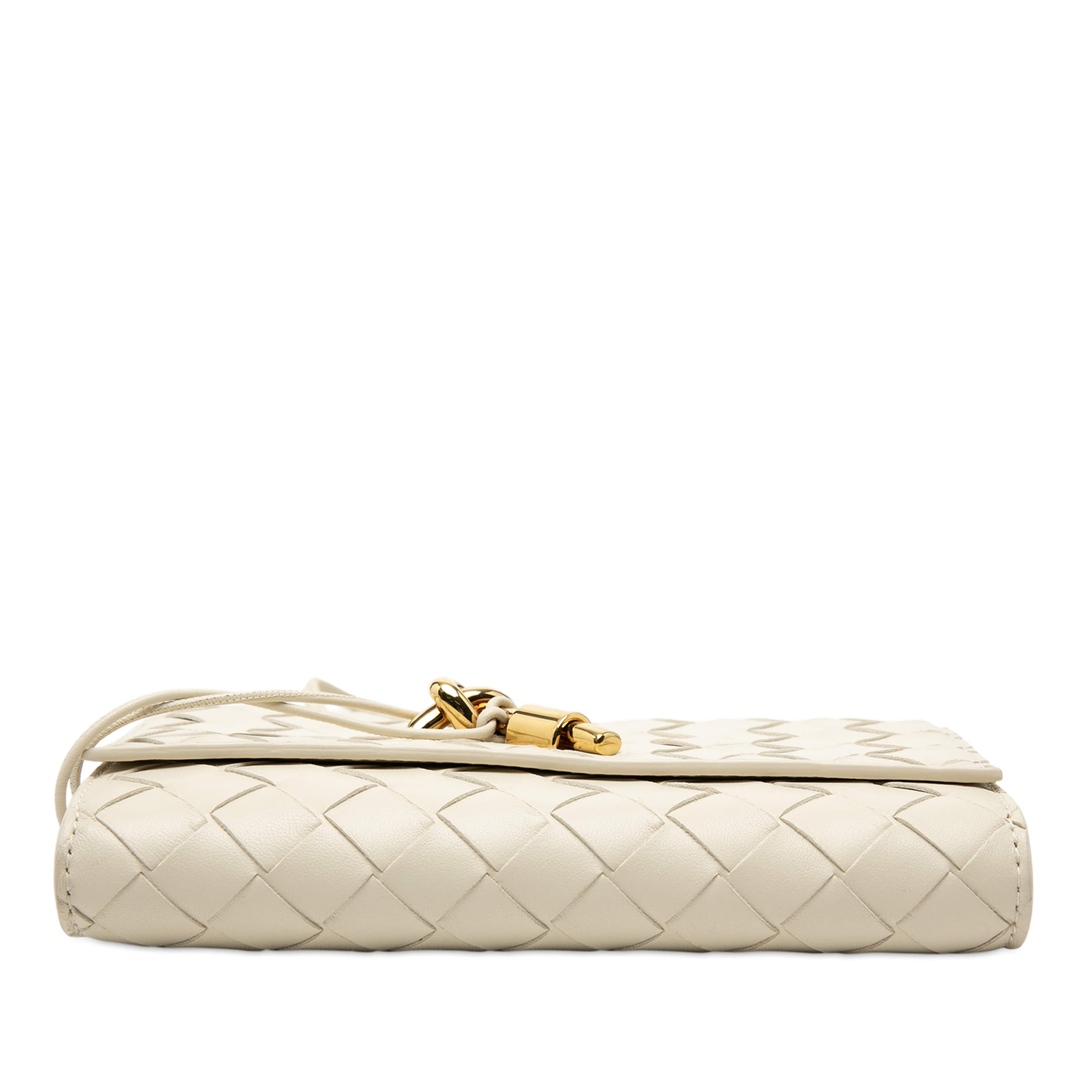 Bottega Veneta Nappa Intrecciato Andiamo Pouch On Strap, från Luxclusif, i färgen white. Klicka för att öppna bilden i stort format