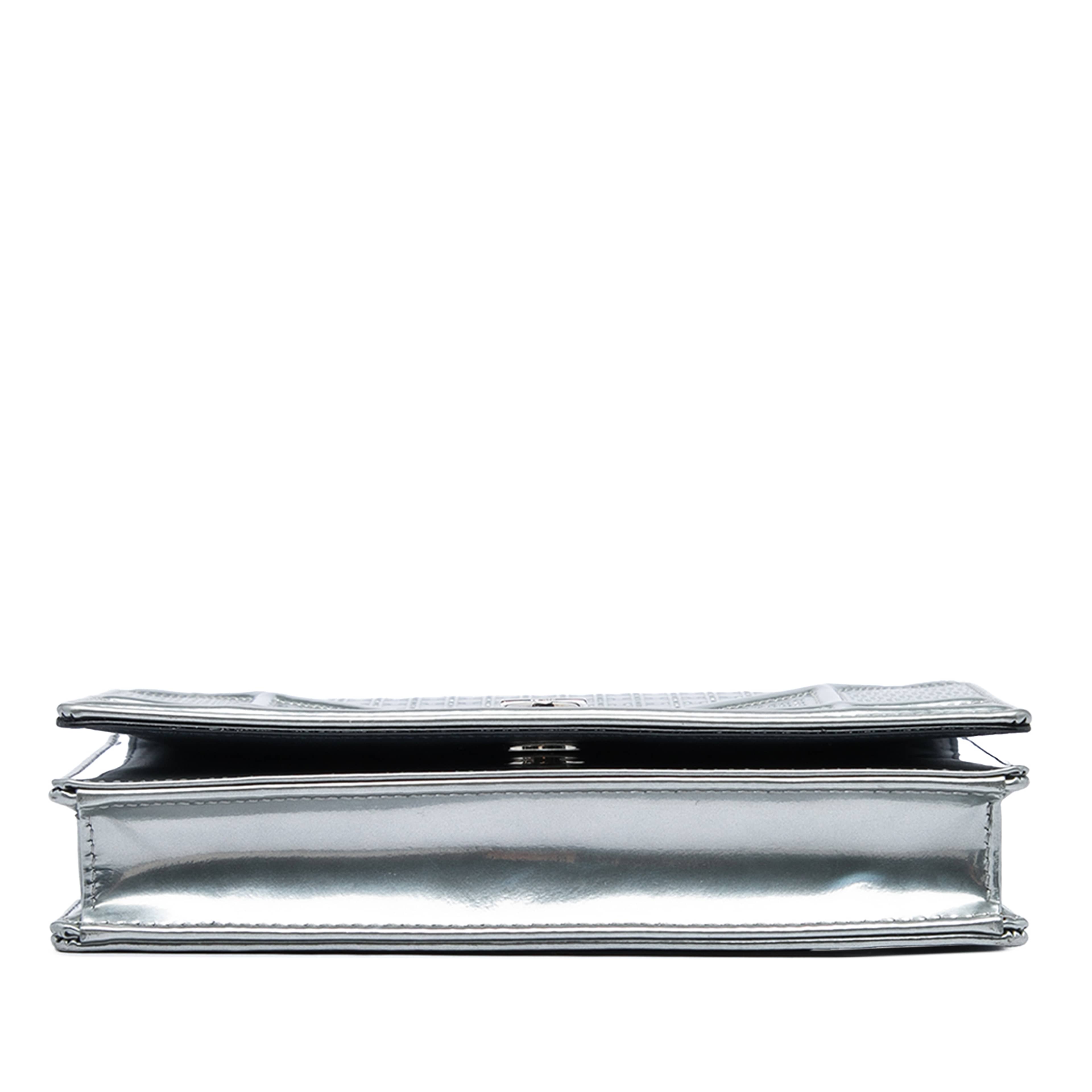 Dior Metallic Patent Microcannage Diorama Wallet On Chain, från Luxclusif, i färgen silver. Klicka för att öppna bilden i stort format