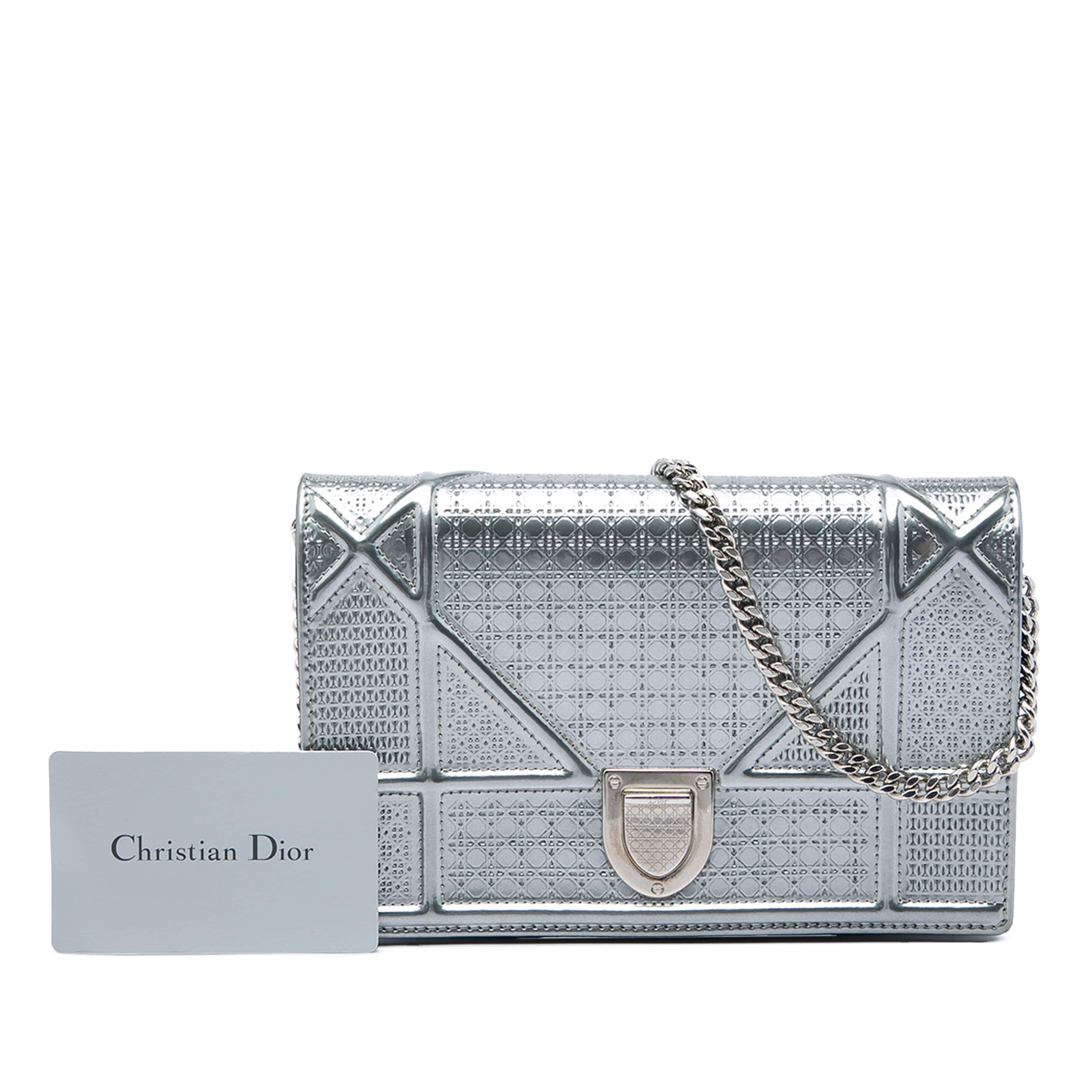 Dior Metallic Patent Microcannage Diorama Wallet On Chain, från Luxclusif, i färgen silver. Klicka för att öppna bilden i stort format