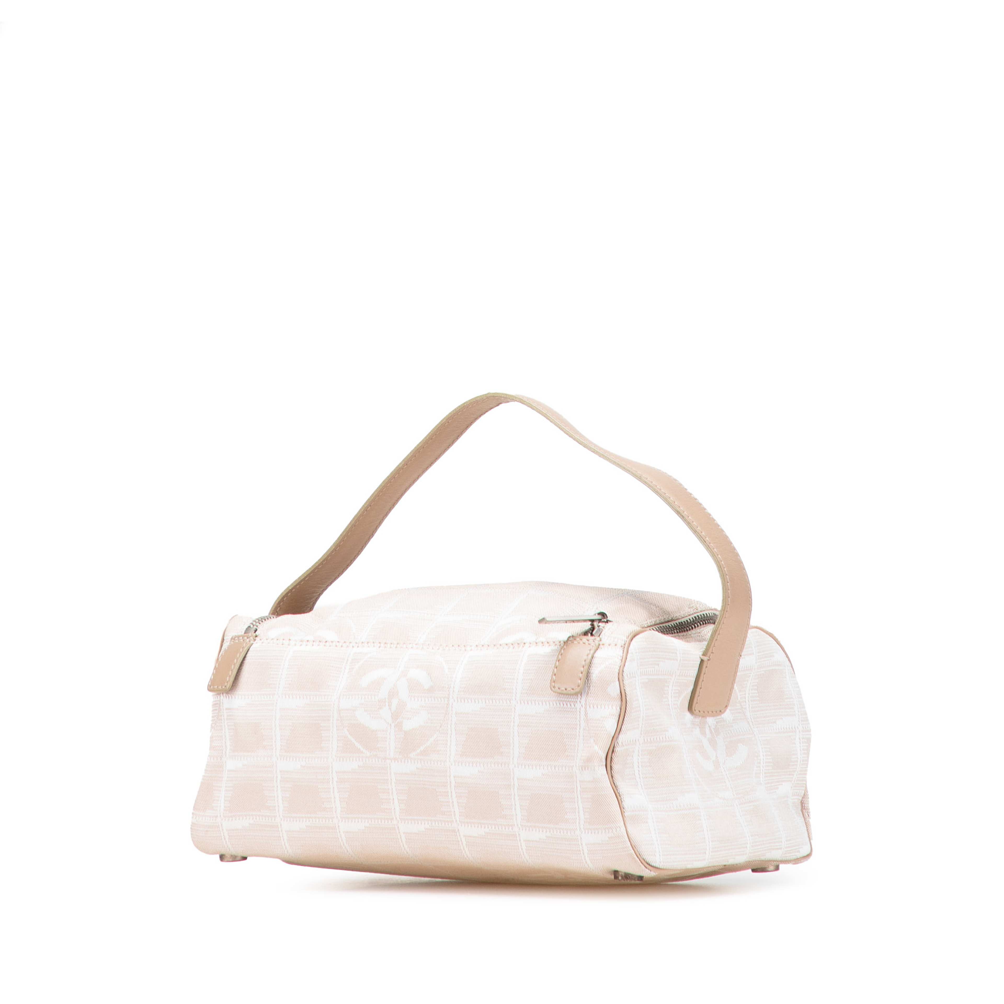 Chanel New Travel Line Nylon Vanity Bag, från Luxclusif, i färgen beige. Klicka för att öppna bilden i stort format