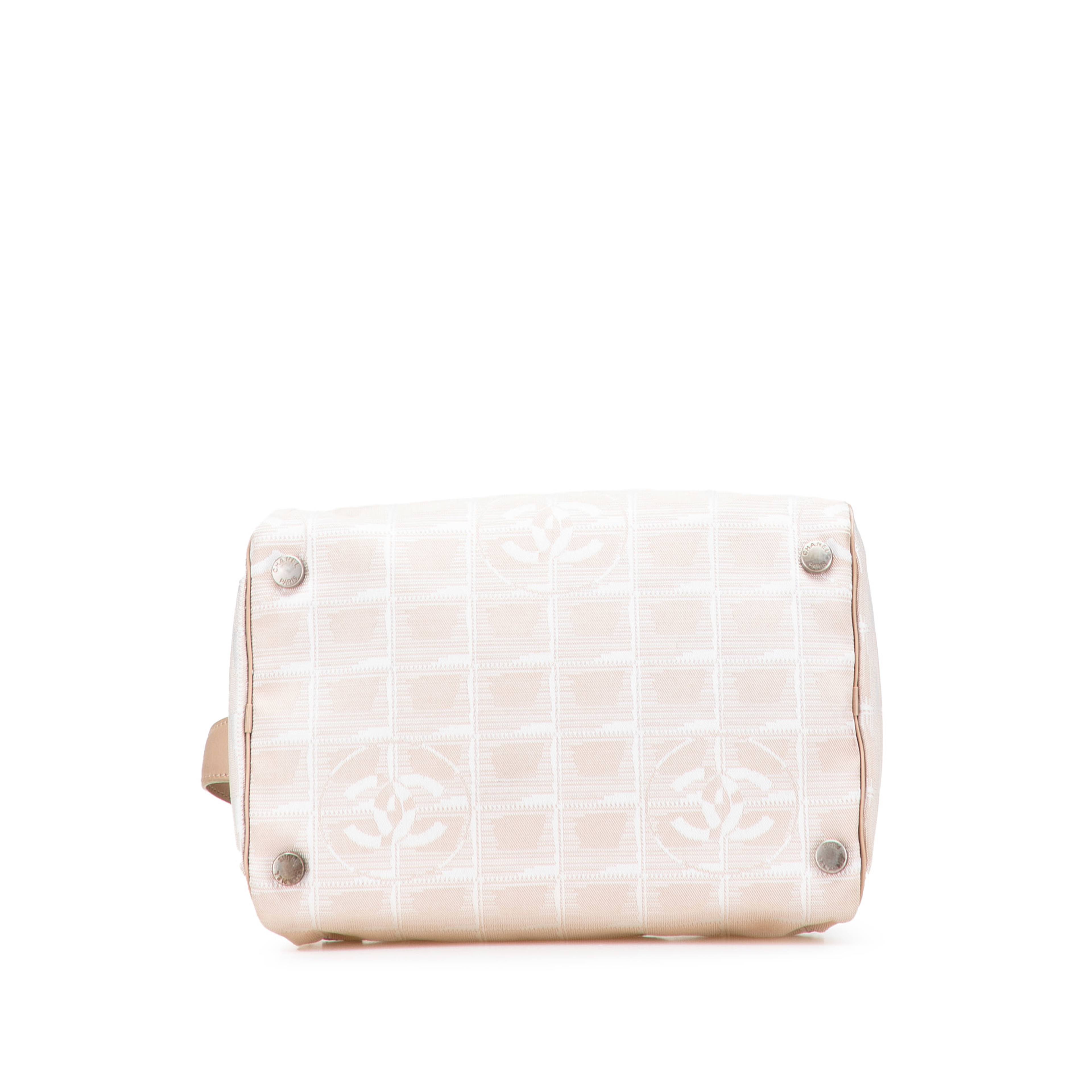 Chanel New Travel Line Nylon Vanity Bag, från Luxclusif, i färgen beige. Klicka för att öppna bilden i stort format