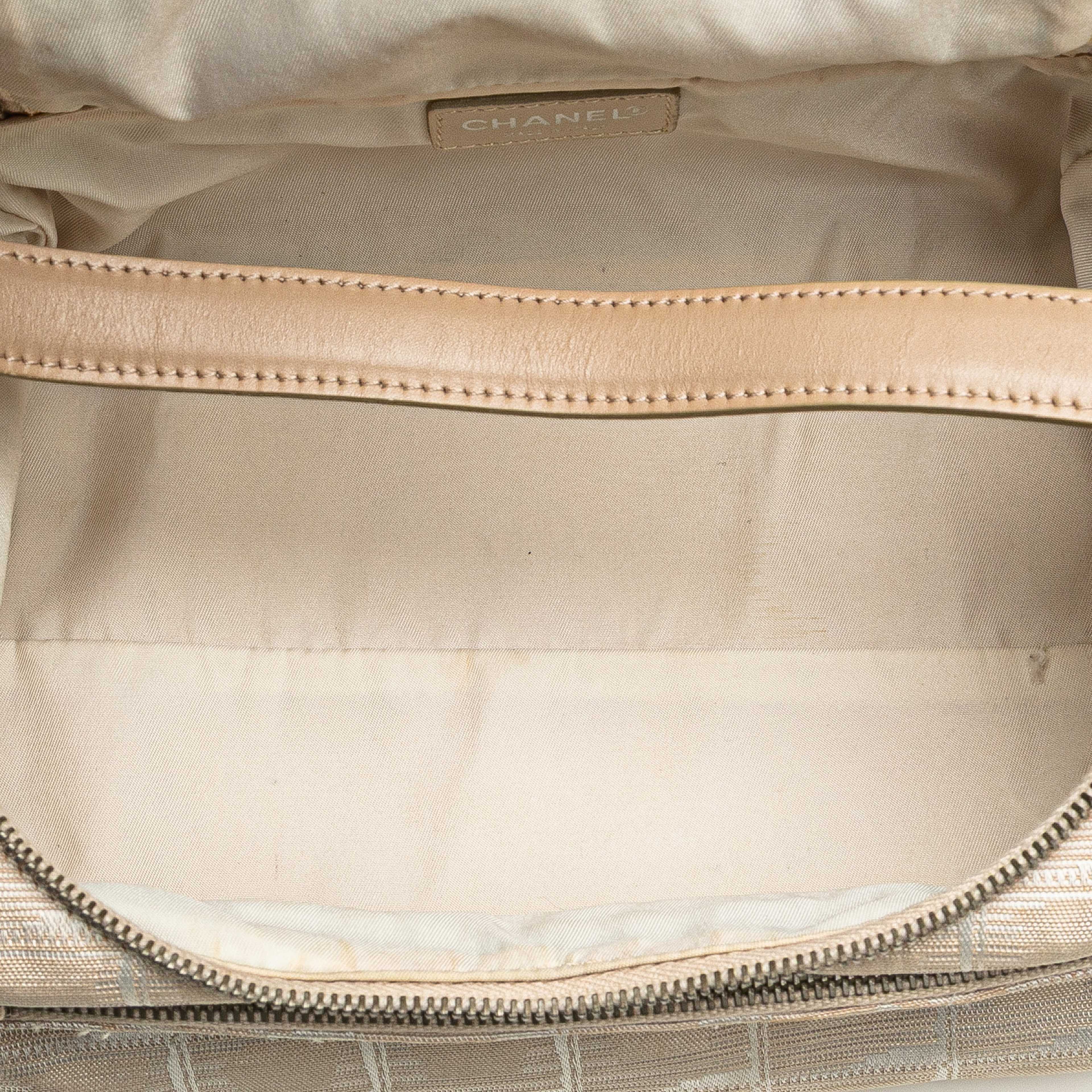 Chanel New Travel Line Nylon Vanity Bag, från Luxclusif, i färgen beige. Klicka för att öppna bilden i stort format