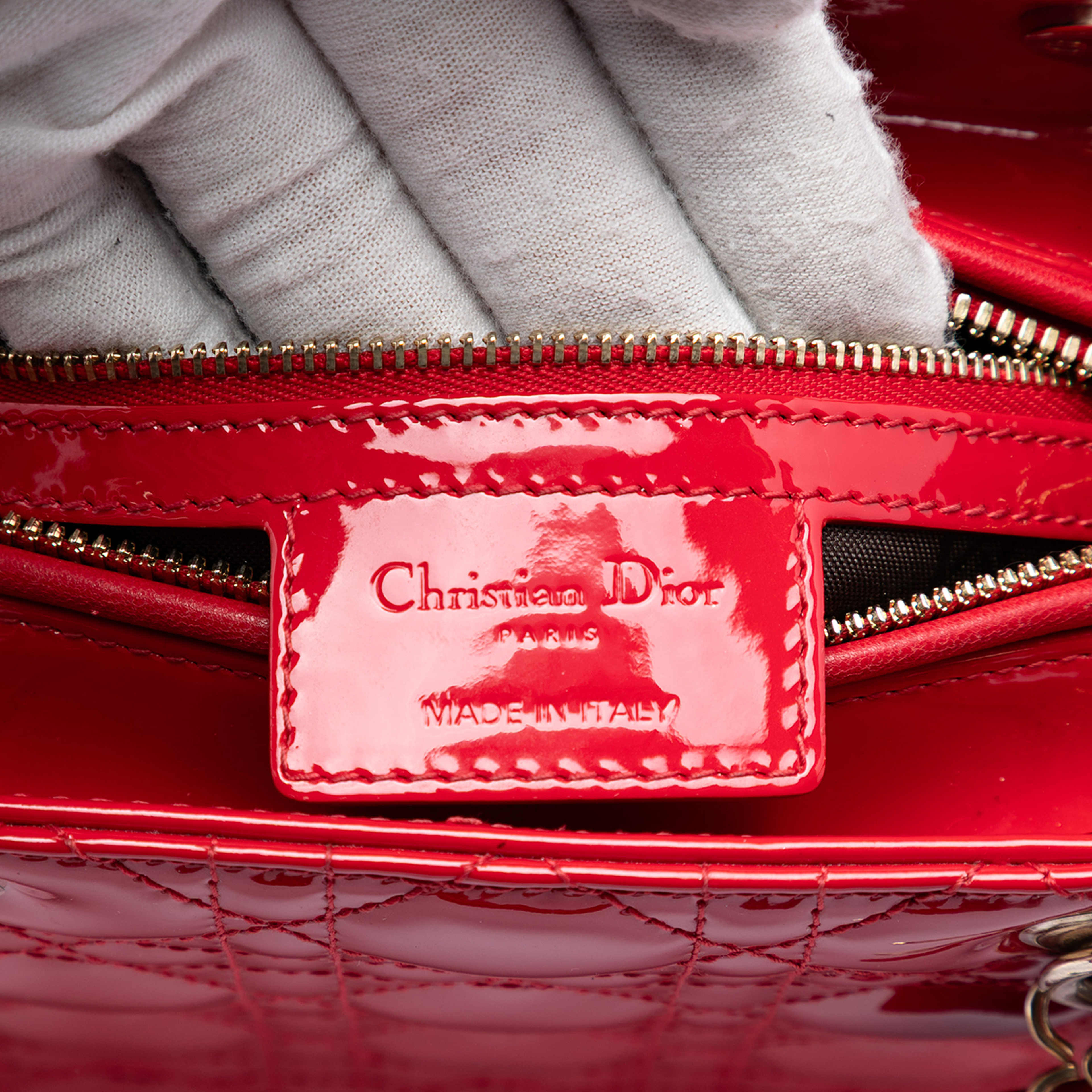 Dior Medium Patent Cannage Lady Dior, från Luxclusif, i färgen red. Klicka för att öppna bilden i stort format