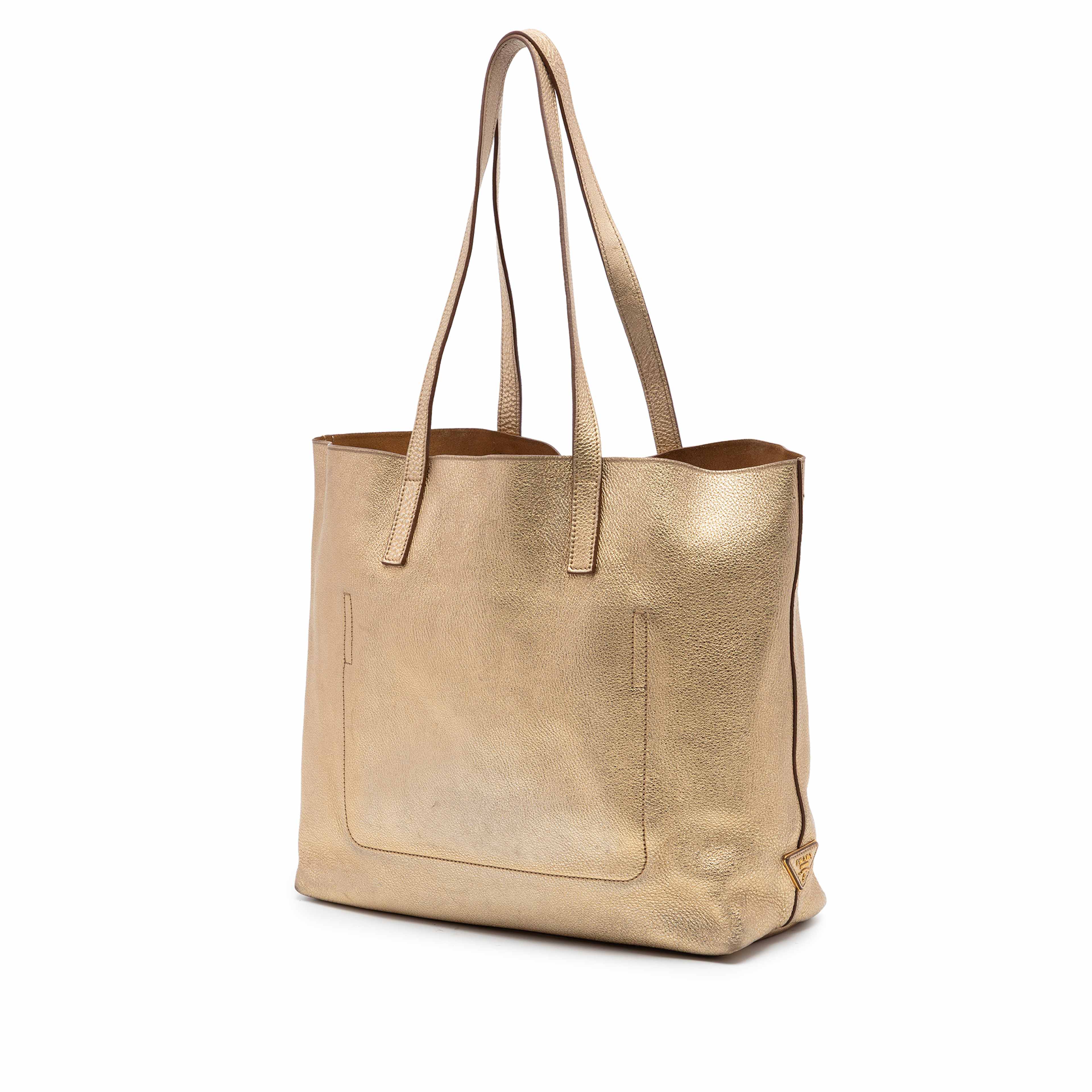 Prada Metallic Vitello Daino Tote, från Luxclusif, i färgen gold. Klicka för att öppna bilden i stort format