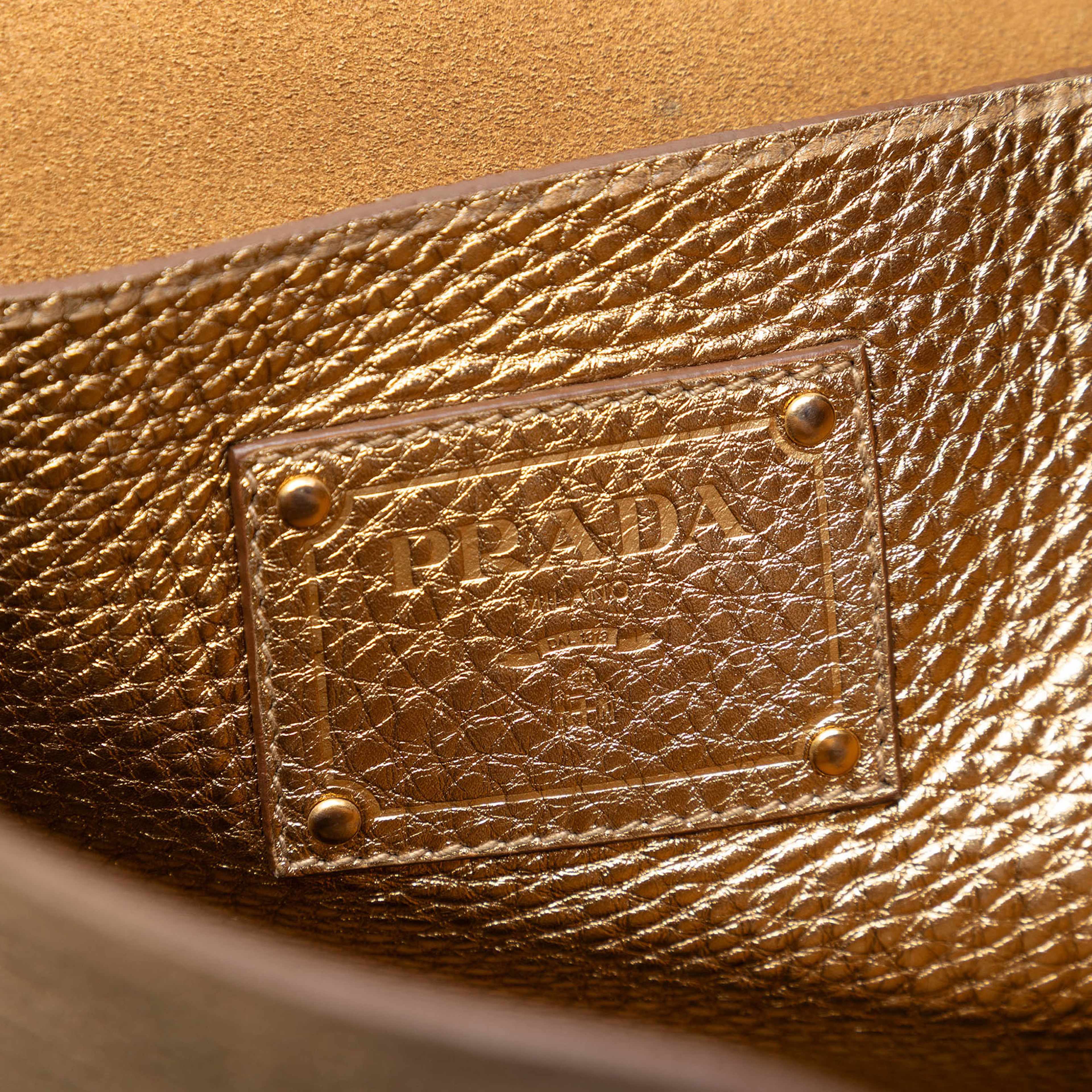 Prada Metallic Vitello Daino Tote, från Luxclusif, i färgen gold. Klicka för att öppna bilden i stort format