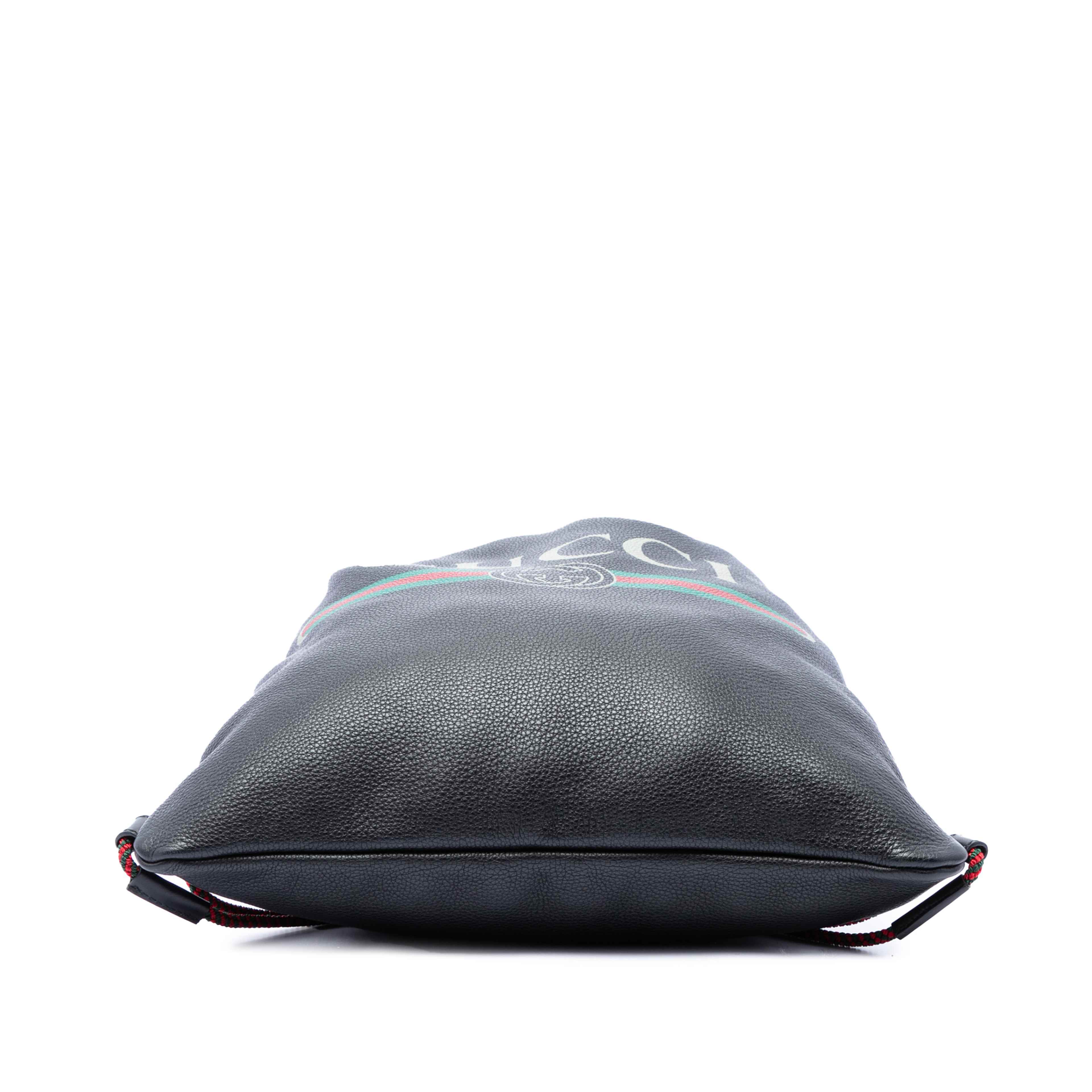 Gucci Grained Calfskin Web Logo Drawstring Backpack, från Luxclusif, i färgen svart. Klicka för att öppna bilden i stort format