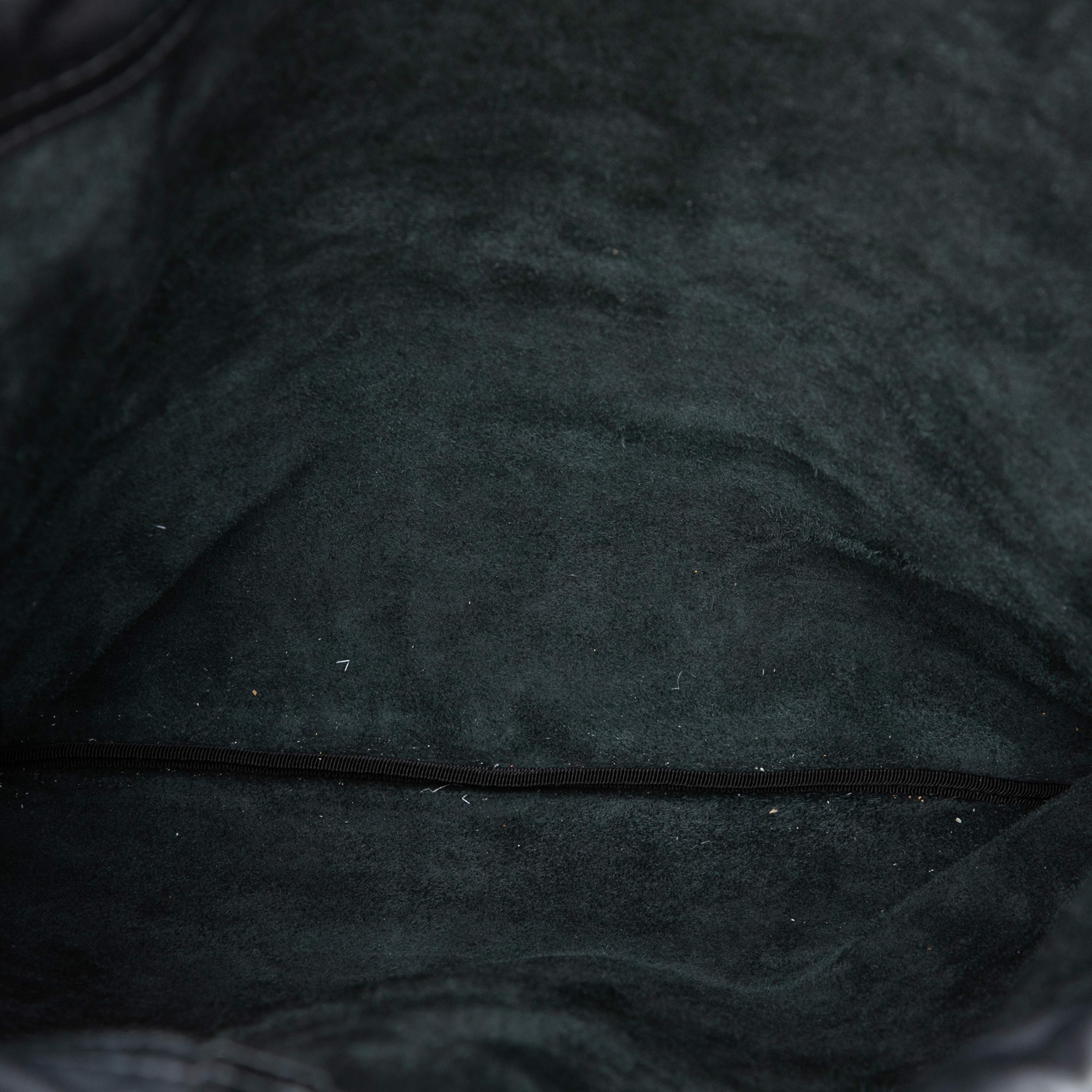 Gucci Grained Calfskin Web Logo Drawstring Backpack, från Luxclusif, i färgen svart. Klicka för att öppna bilden i stort format