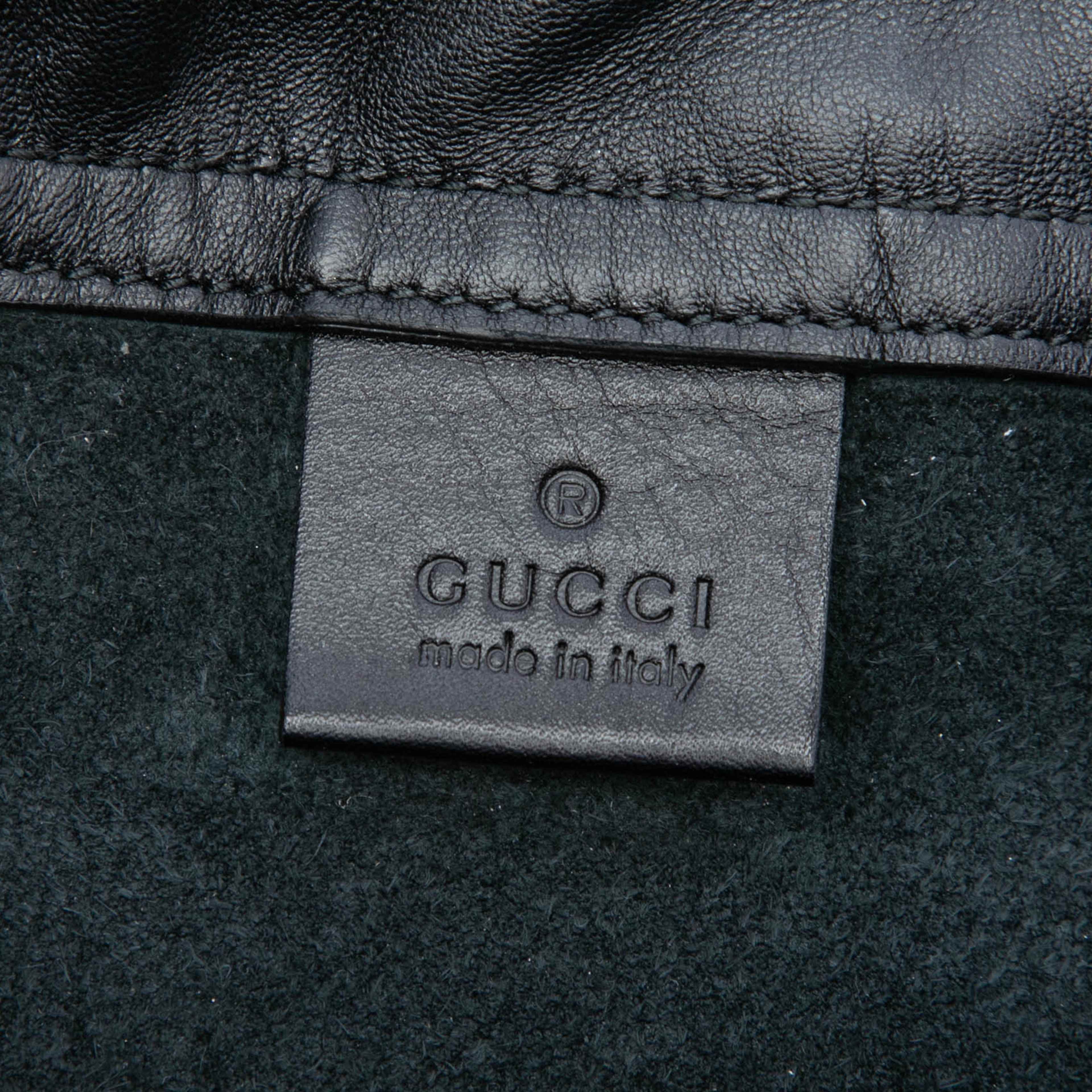 Gucci Grained Calfskin Web Logo Drawstring Backpack, från Luxclusif, i färgen svart. Klicka för att öppna bilden i stort format