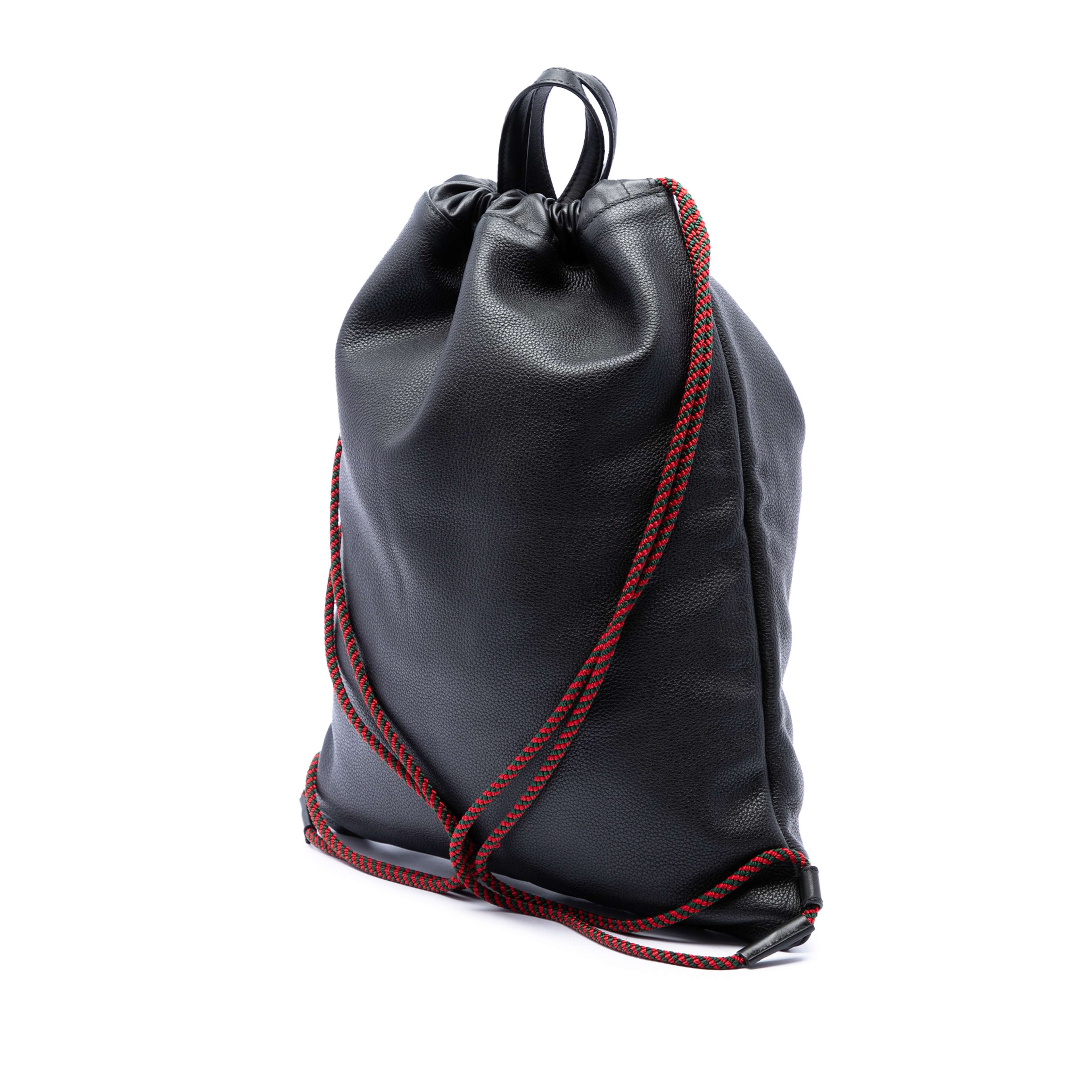 Gucci Grained Calfskin Web Logo Drawstring Backpack, från Luxclusif, i färgen svart. Klicka för att öppna bilden i stort format