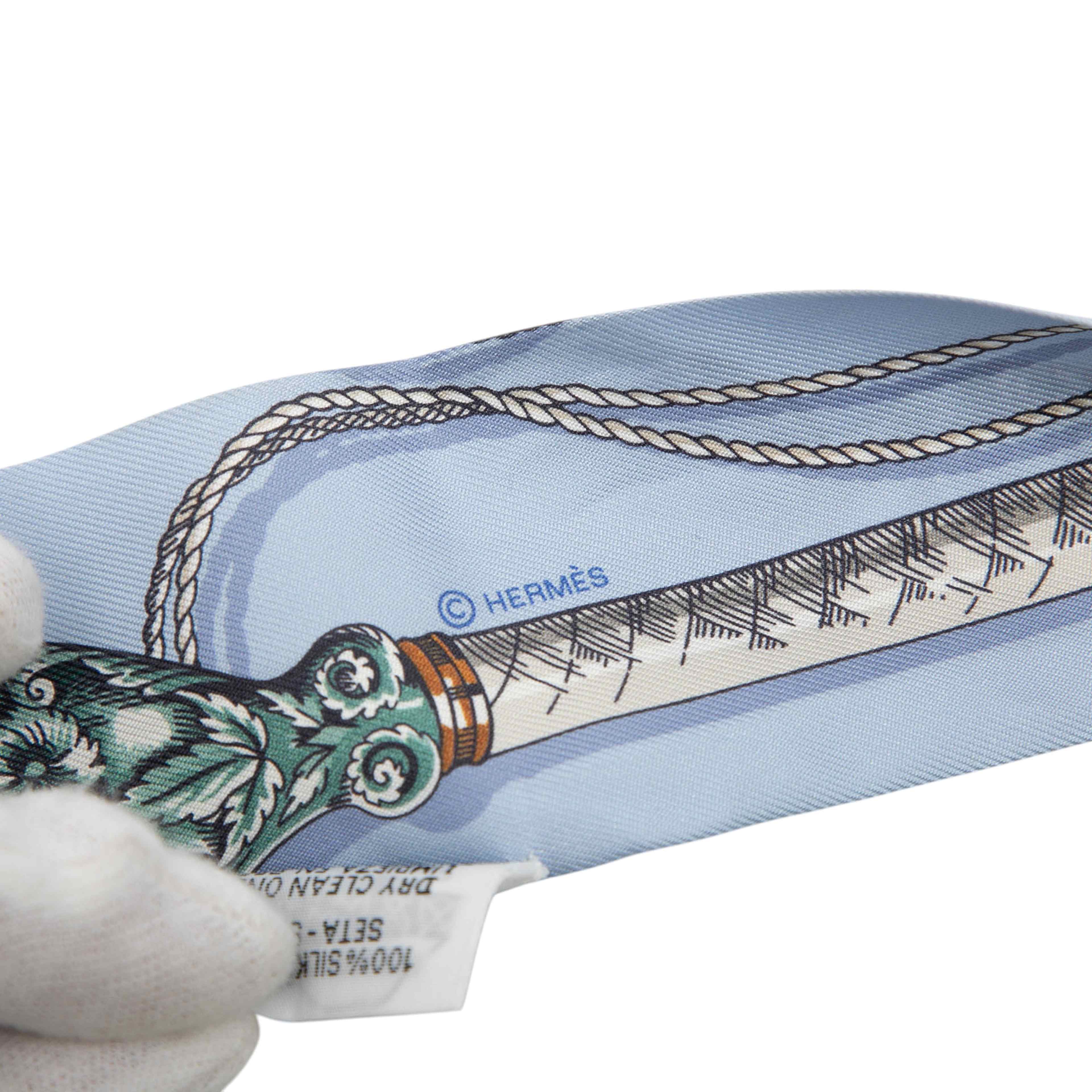 Hermès Cavalcades Silk Twilly Scarf, från Luxclusif, i färgen light blue. Klicka för att öppna bilden i stort format