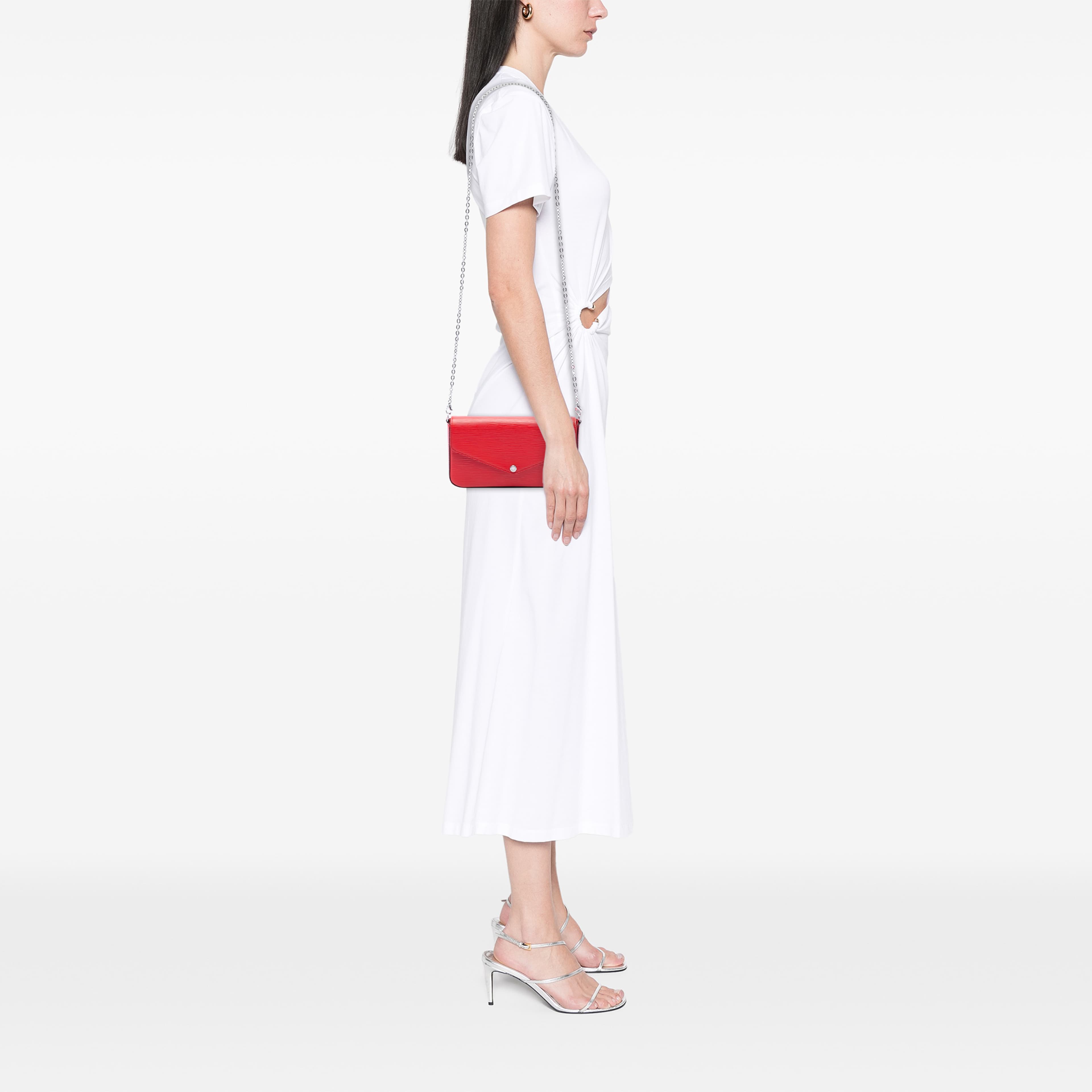 Louis Vuitton Epi Pochette Felicie, från Luxclusif, i färgen röd. Klicka för att öppna bilden i stort format