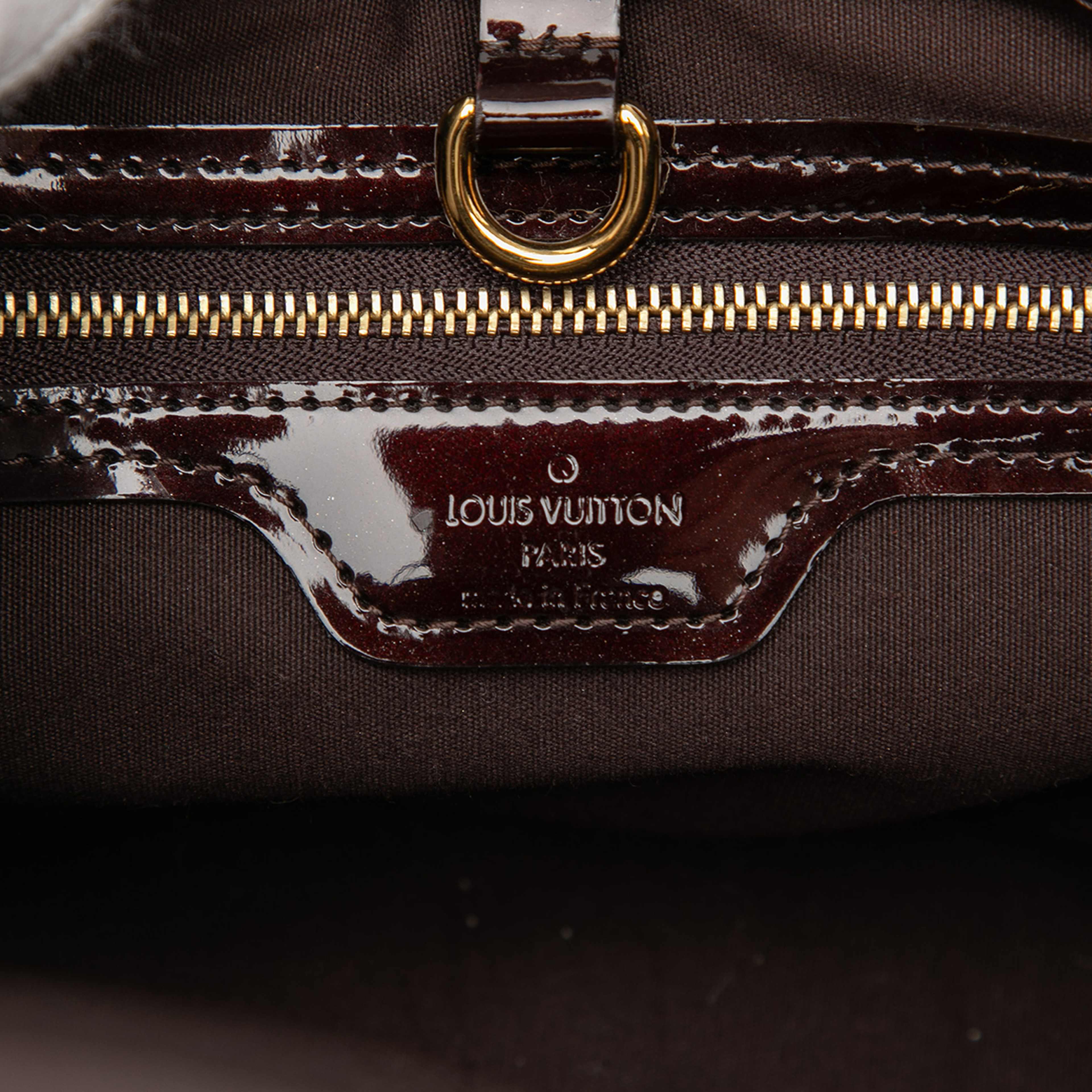 Louis Vuitton Monogram Vernis Wilshire Pm, från Luxclusif, i färgen purple. Klicka för att öppna bilden i stort format