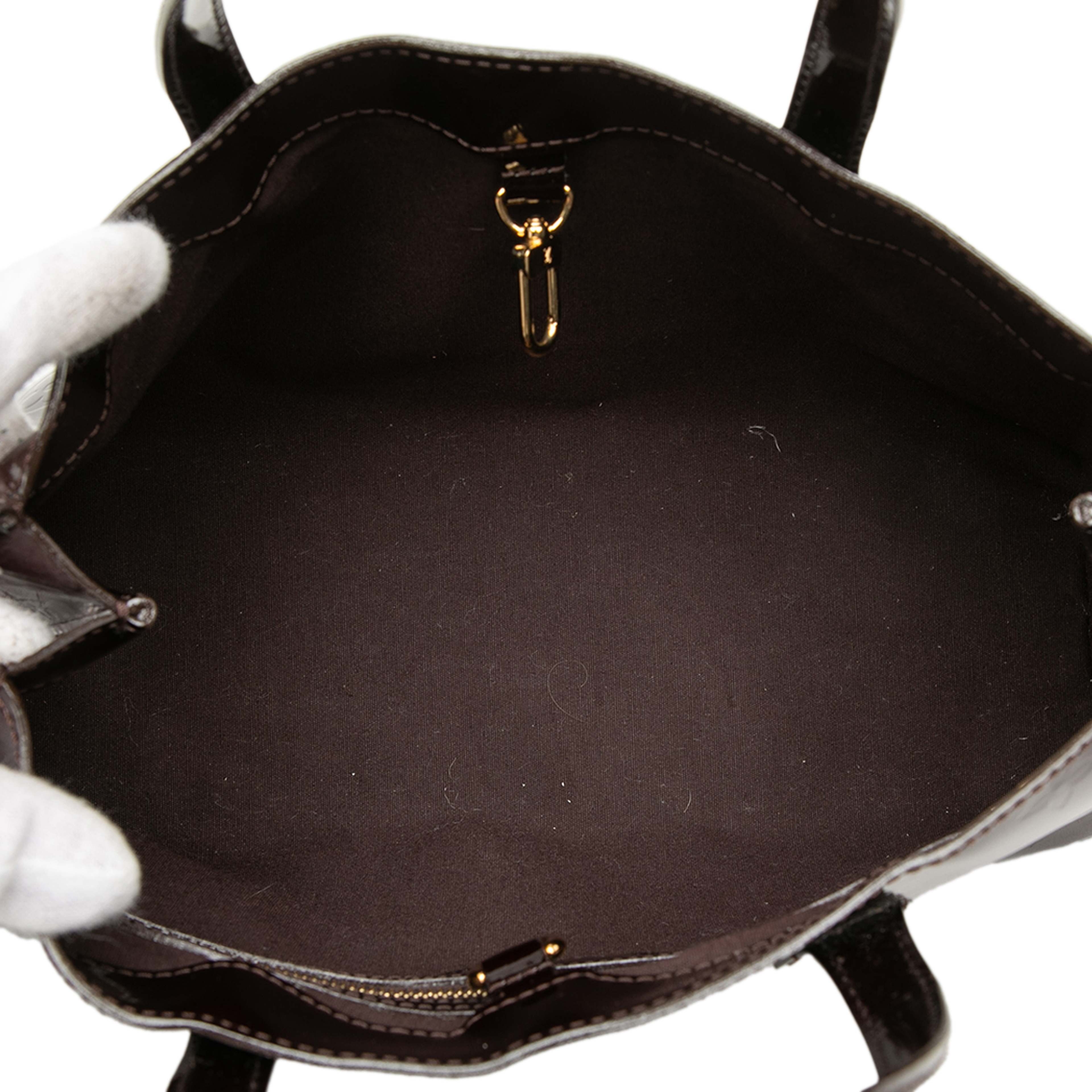 Louis Vuitton Monogram Vernis Wilshire Pm, från Luxclusif, i färgen purple. Klicka för att öppna bilden i stort format