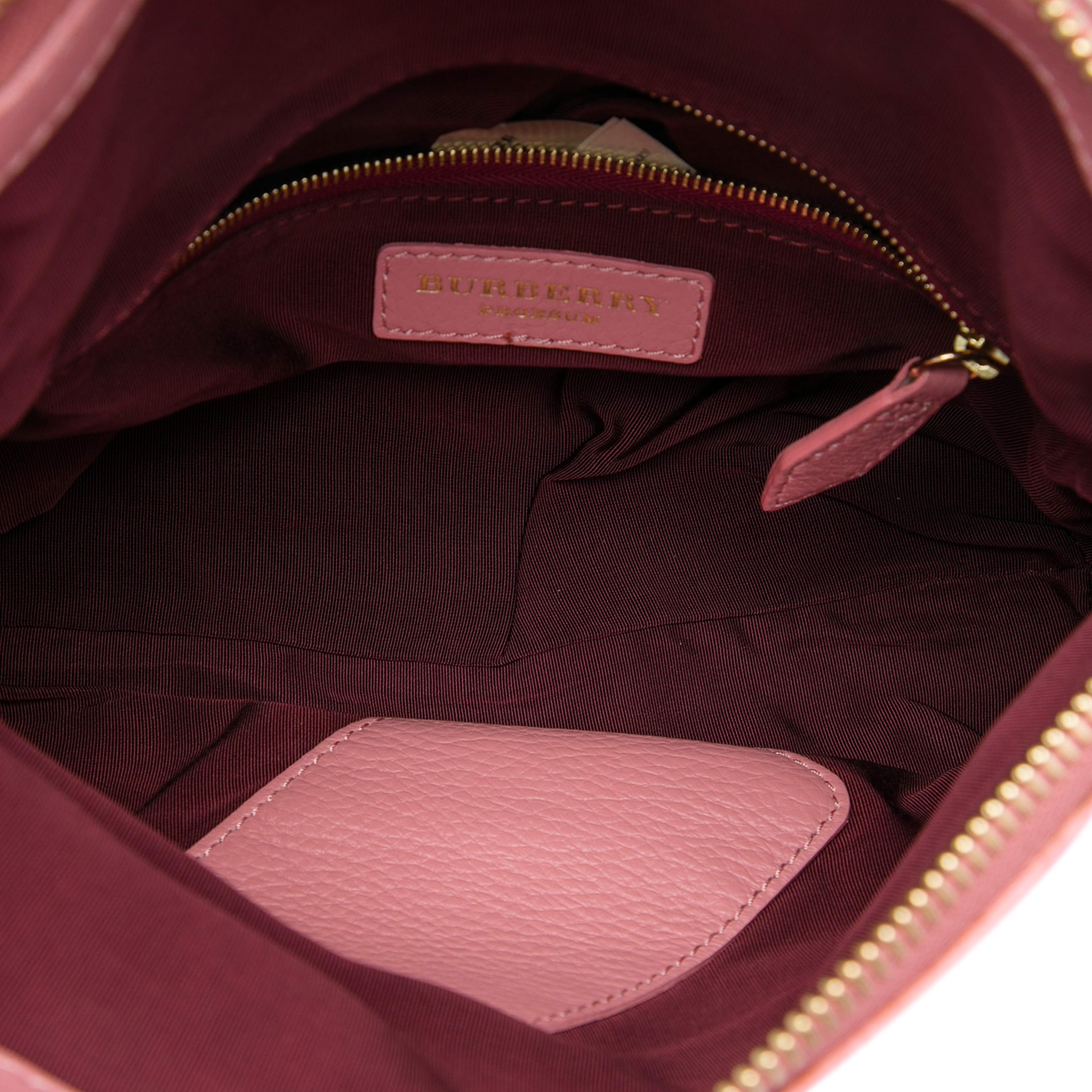 Burberry Pvc Prorsum Petal Crossbody, från Luxclusif, i färgen rosa. Klicka för att öppna bilden i stort format