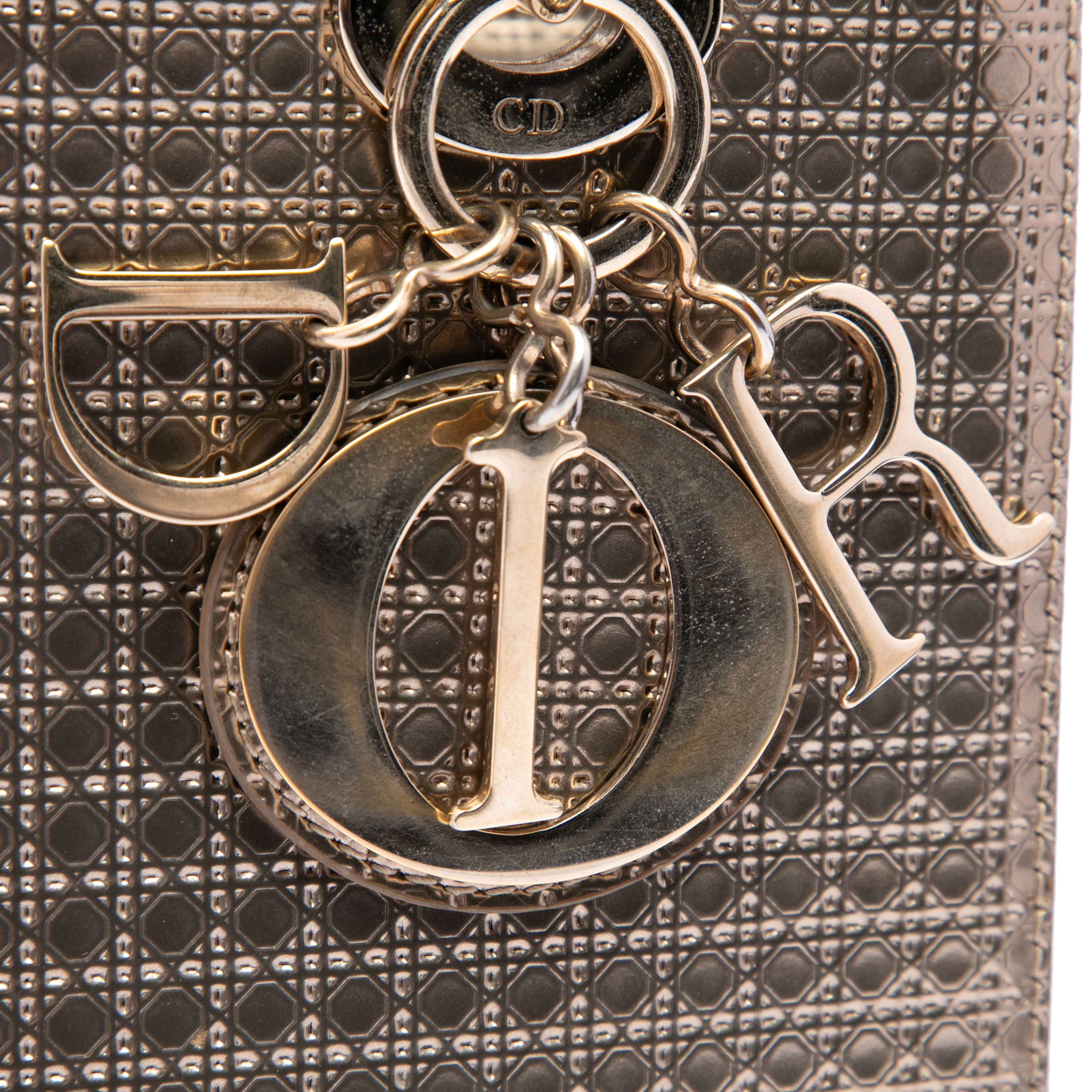 Dior Medium Metallic Patent Microcannage Lady Dior, från Luxclusif, i färgen guld. Klicka för att öppna bilden i stort format