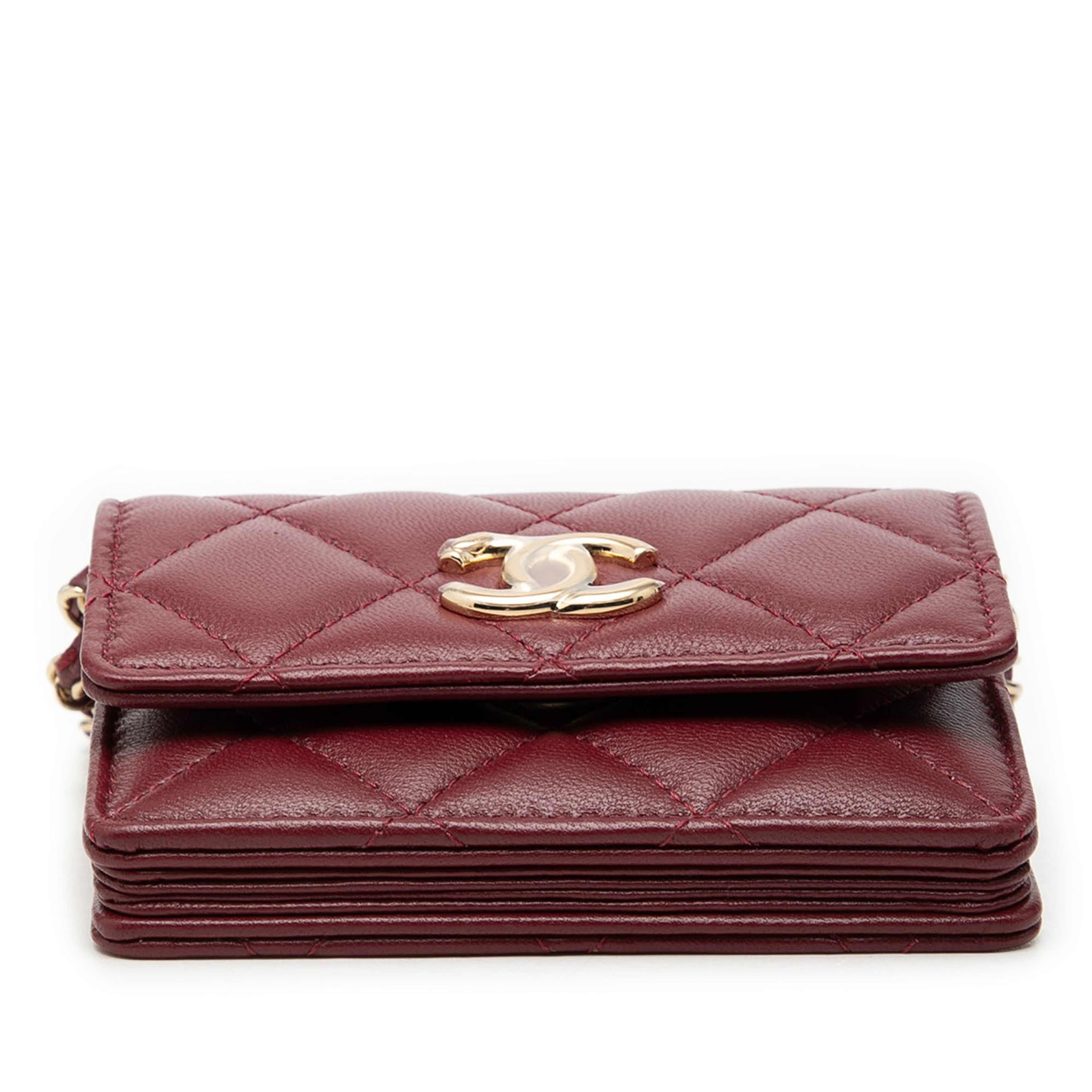 Chanel Cc Quilted Lambskin Card Holder On Chain, från Luxclusif, i färgen burgundy. Klicka för att öppna bilden i stort format