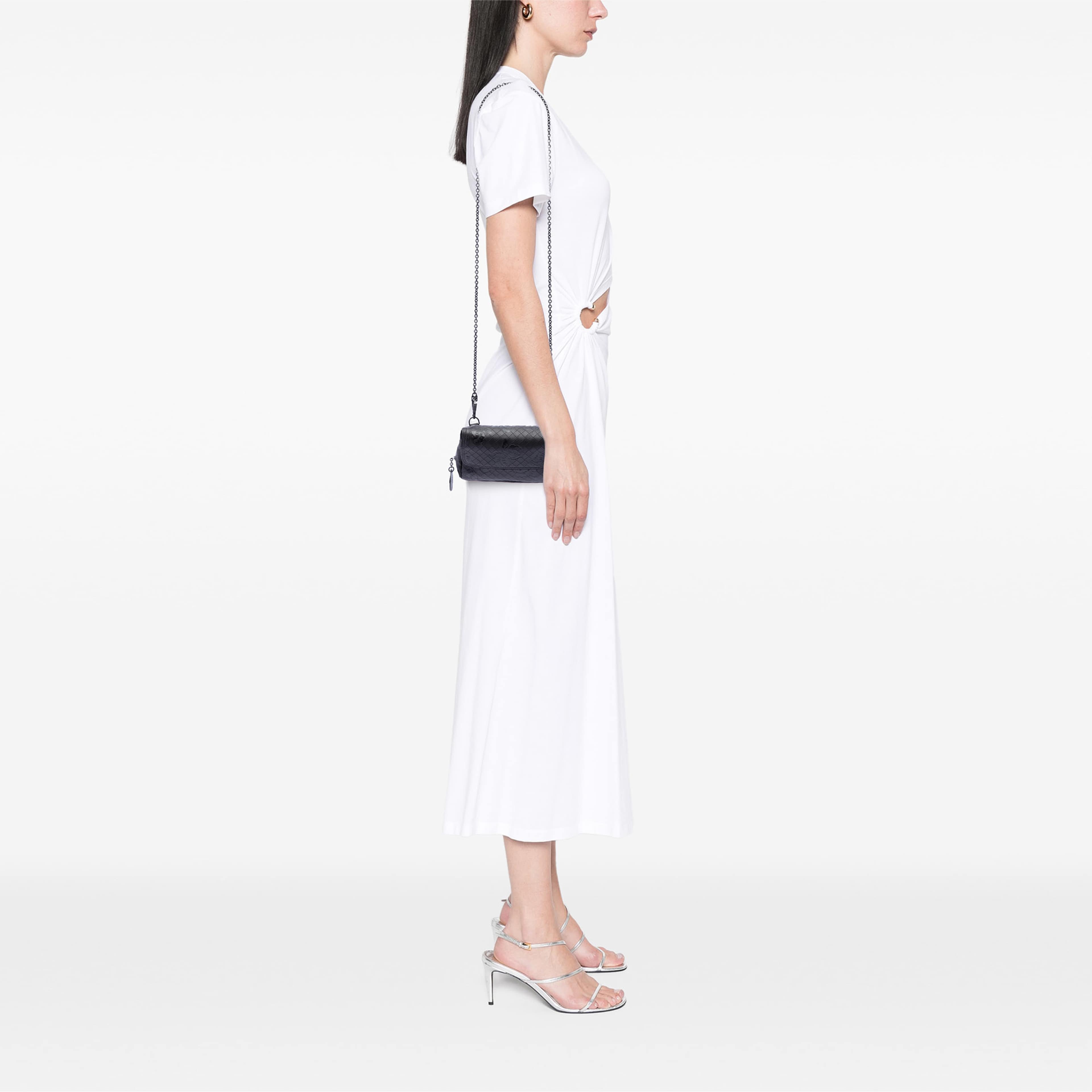 Bottega Veneta Small Calfskin Intrecciomirage Embossed Butterfly Chain Crossbody, från Luxclusif, i färgen svart. Klicka för att öppna bilden i stort format