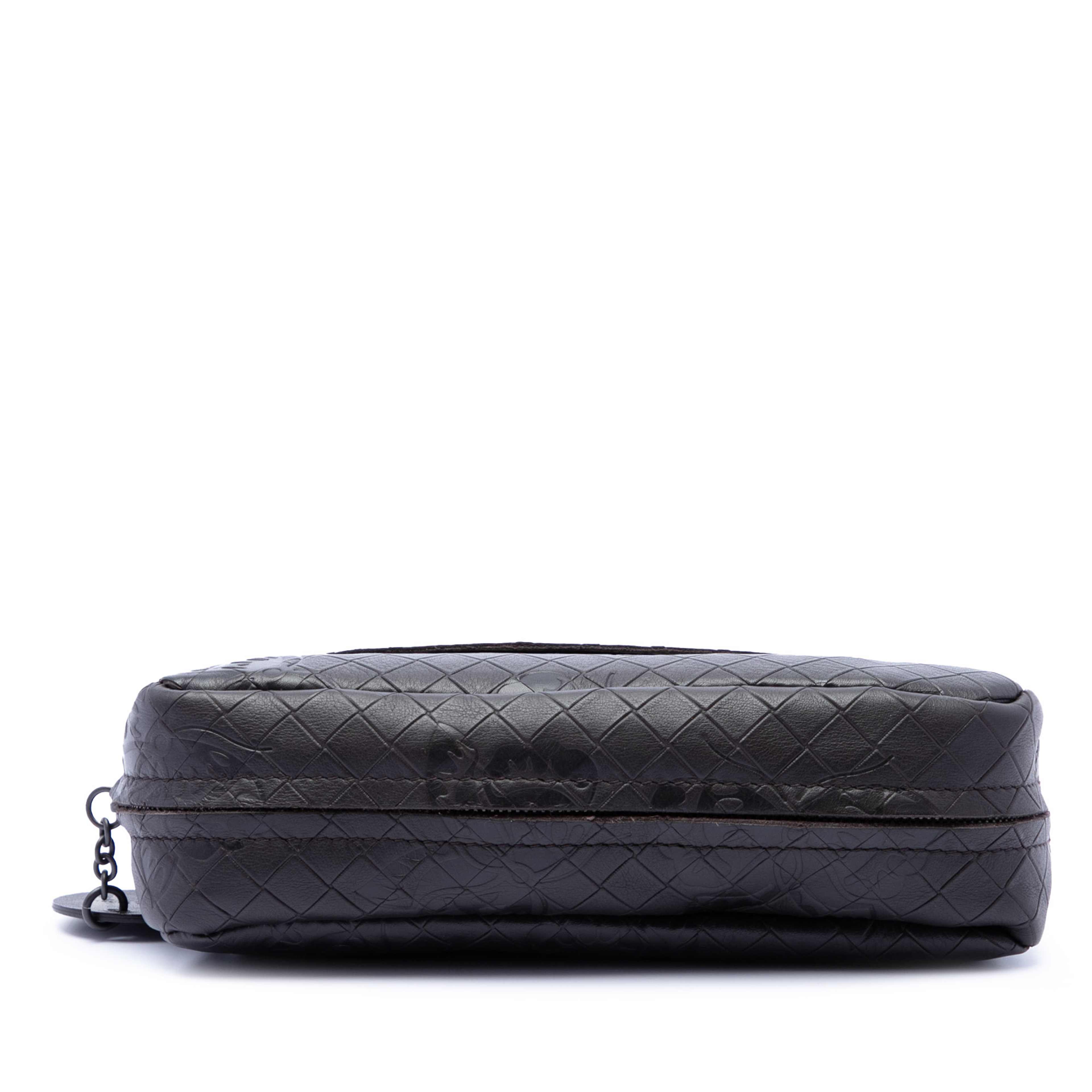 Bottega Veneta Small Calfskin Intrecciomirage Embossed Butterfly Chain Crossbody, från Luxclusif, i färgen svart. Klicka för att öppna bilden i stort format