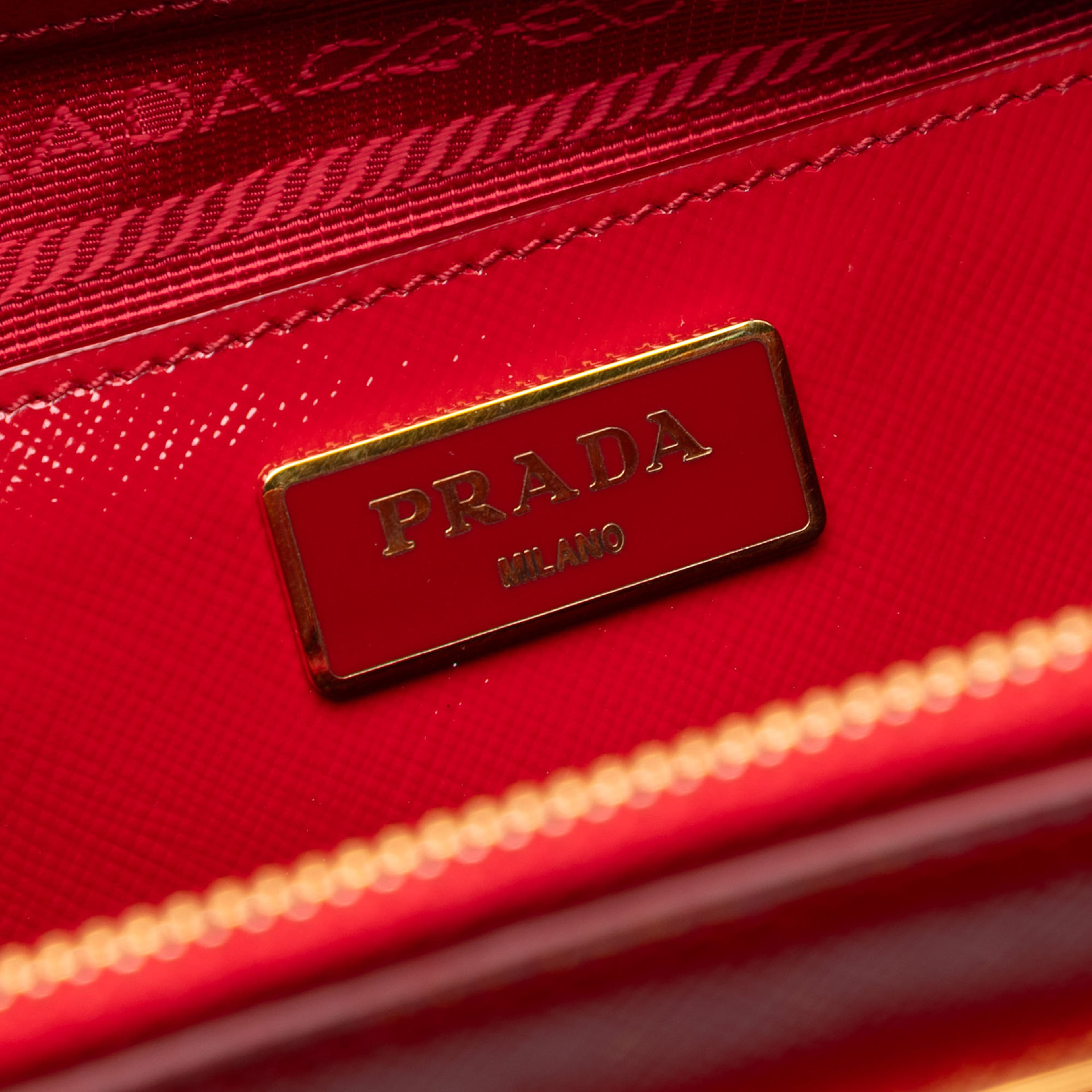 Prada Medium Saffiano Vernice Galleria Double Zip Satchel, från Luxclusif, i färgen red. Klicka för att öppna bilden i stort format