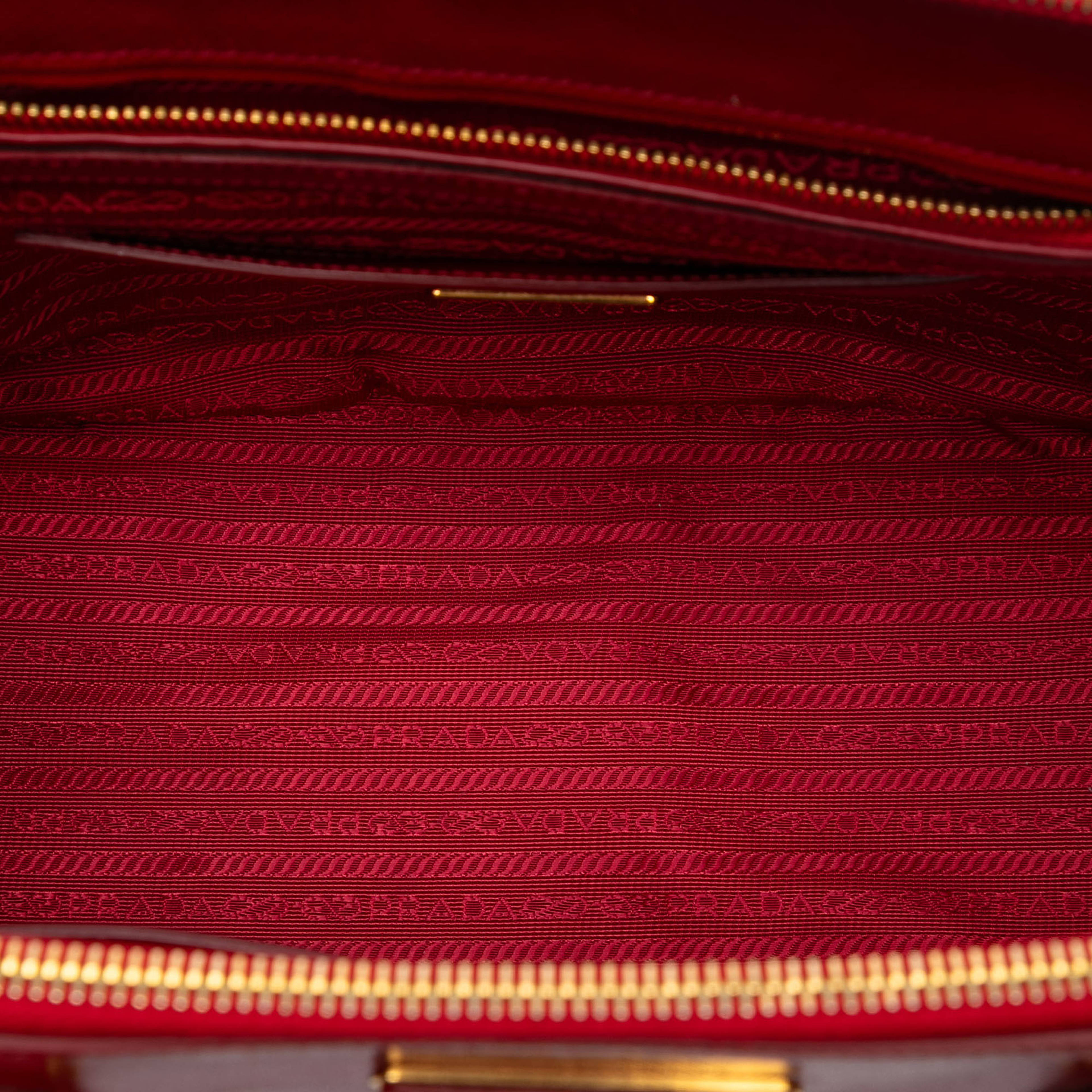 Prada Medium Saffiano Vernice Galleria Double Zip Satchel, från Luxclusif, i färgen red. Klicka för att öppna bilden i stort format