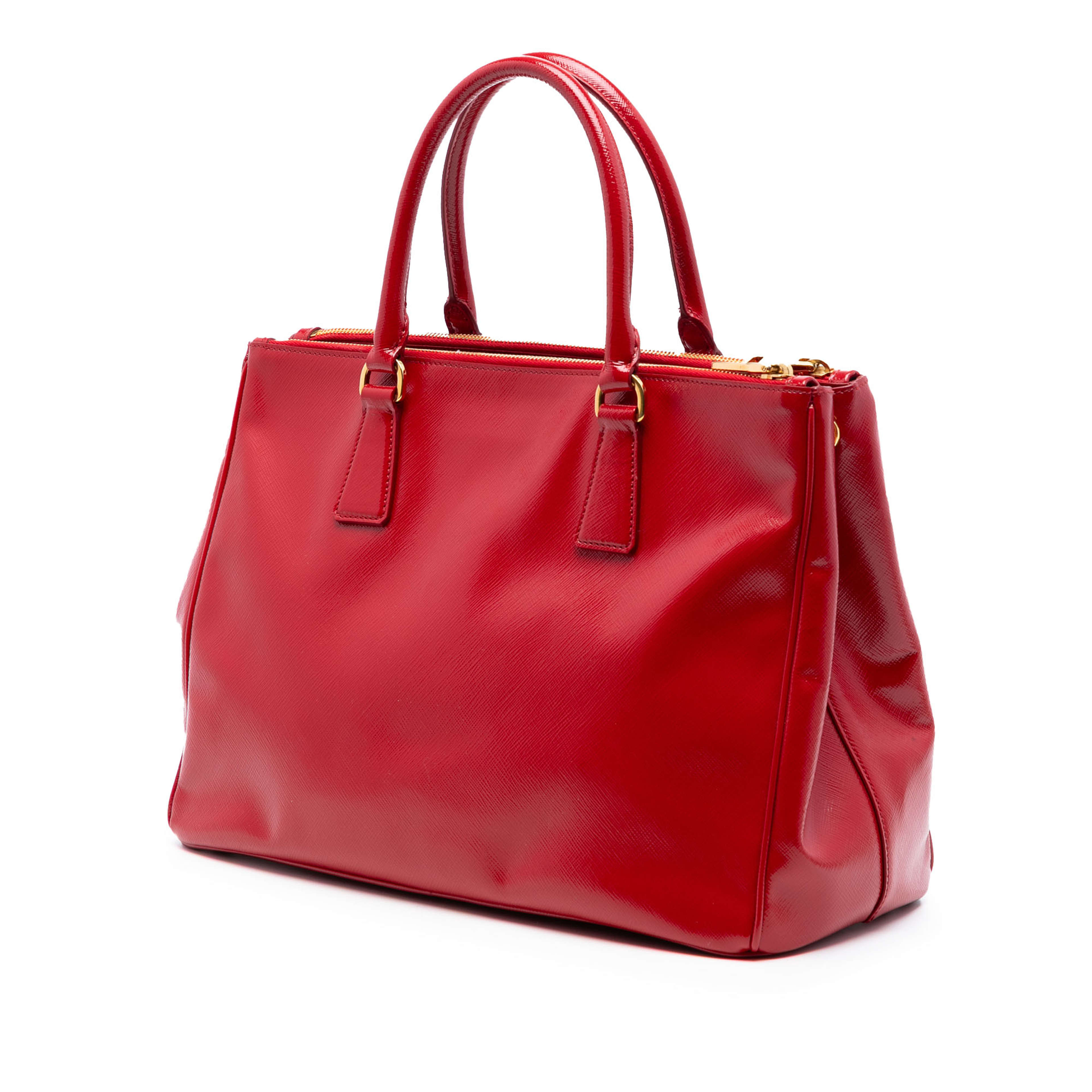 Prada Medium Saffiano Vernice Galleria Double Zip Satchel, från Luxclusif, i färgen red. Klicka för att öppna bilden i stort format
