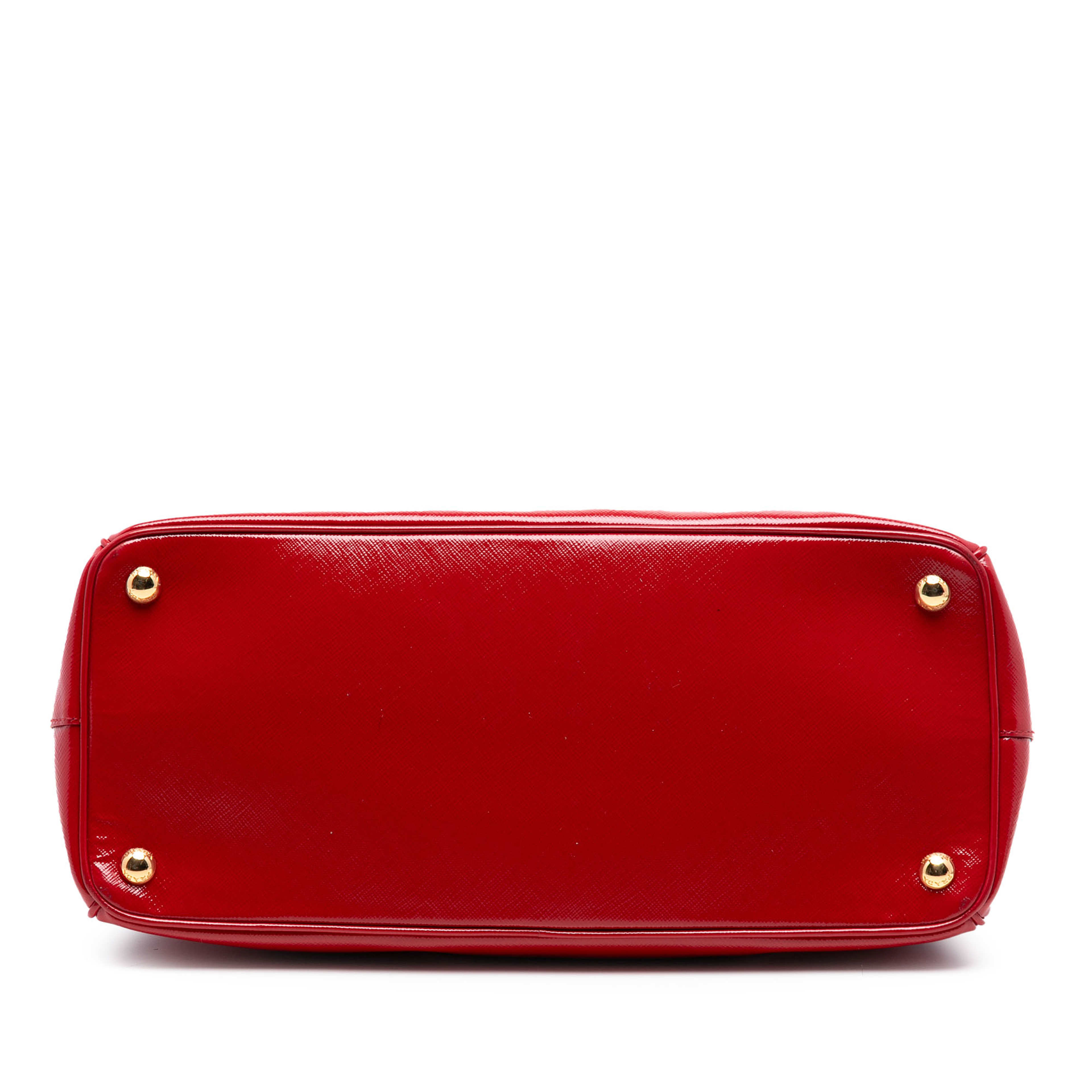 Prada Medium Saffiano Vernice Galleria Double Zip Satchel, från Luxclusif, i färgen red. Klicka för att öppna bilden i stort format