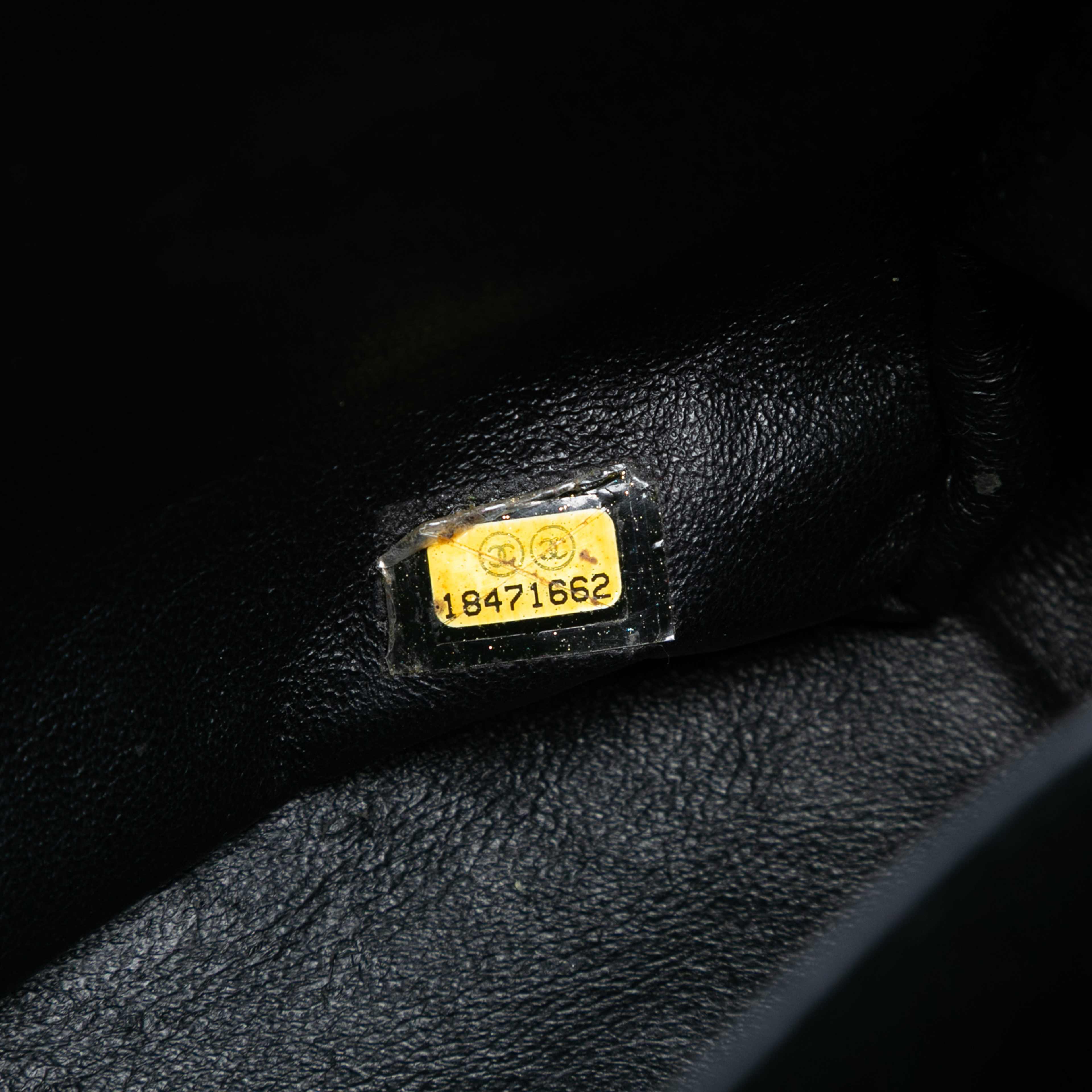 Chanel Maxi Classic Patent Double Flap, från Luxclusif, i färgen black. Klicka för att öppna bilden i stort format