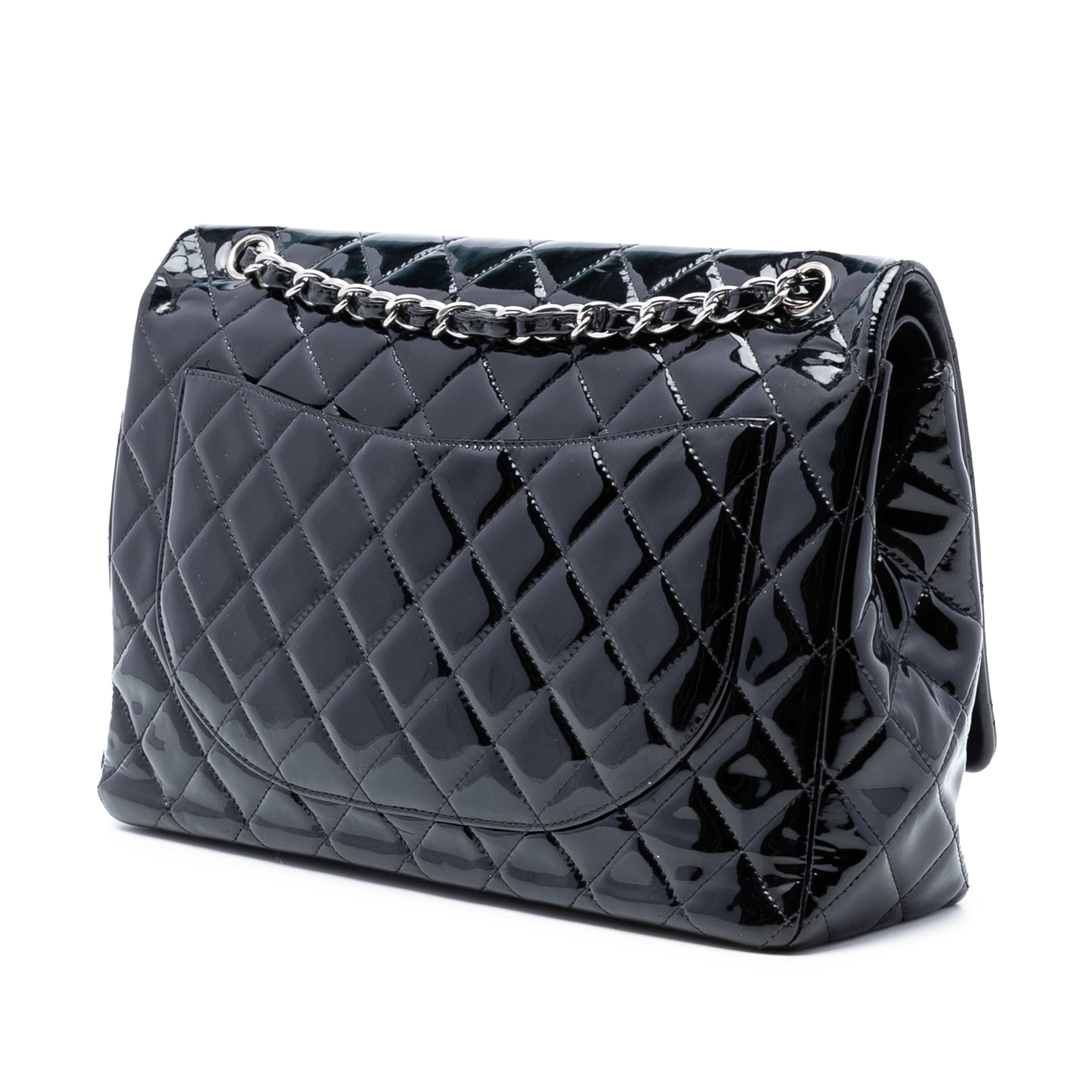 Chanel Maxi Classic Patent Double Flap, från Luxclusif, i färgen black. Klicka för att öppna bilden i stort format