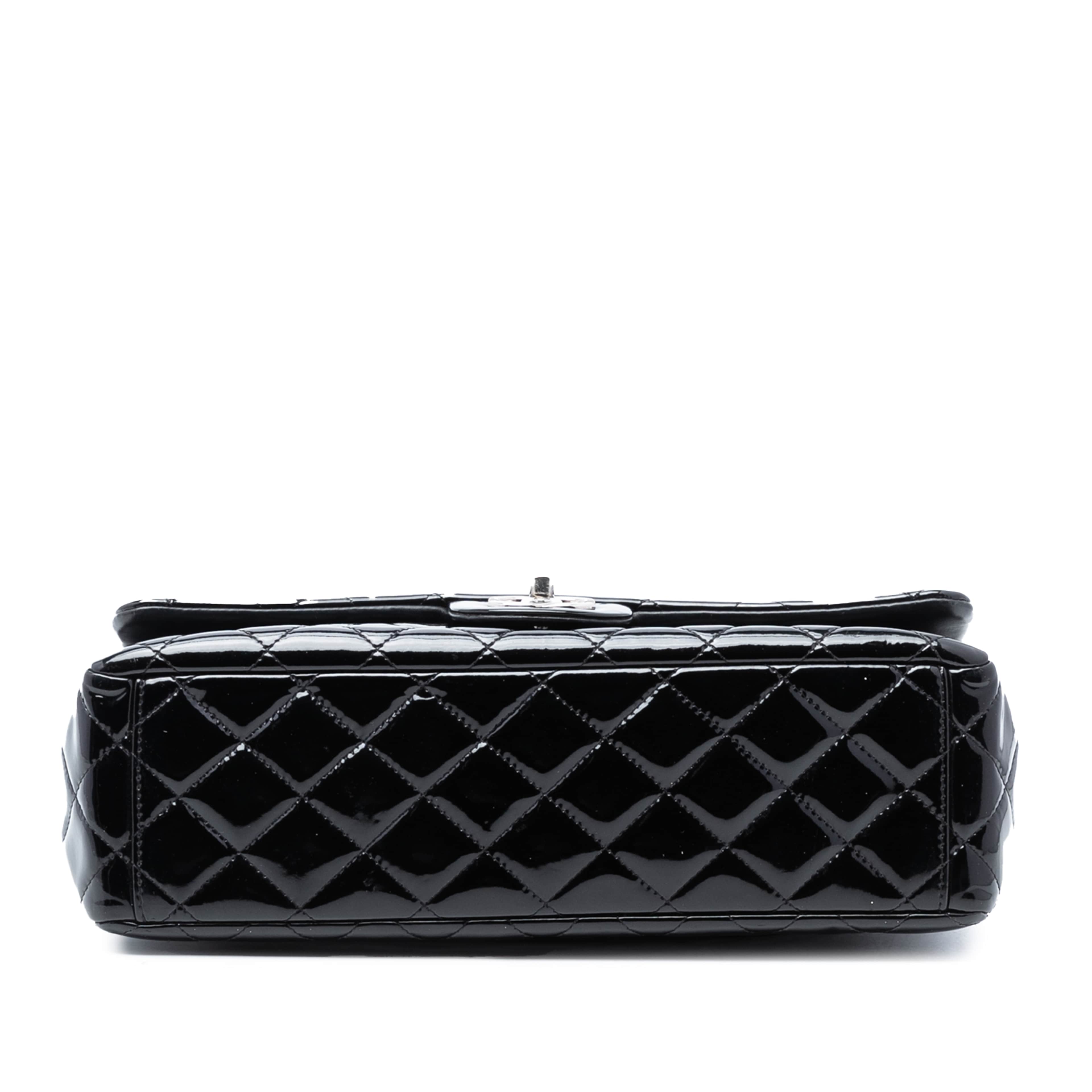 Chanel Maxi Classic Patent Double Flap, från Luxclusif, i färgen black. Klicka för att öppna bilden i stort format