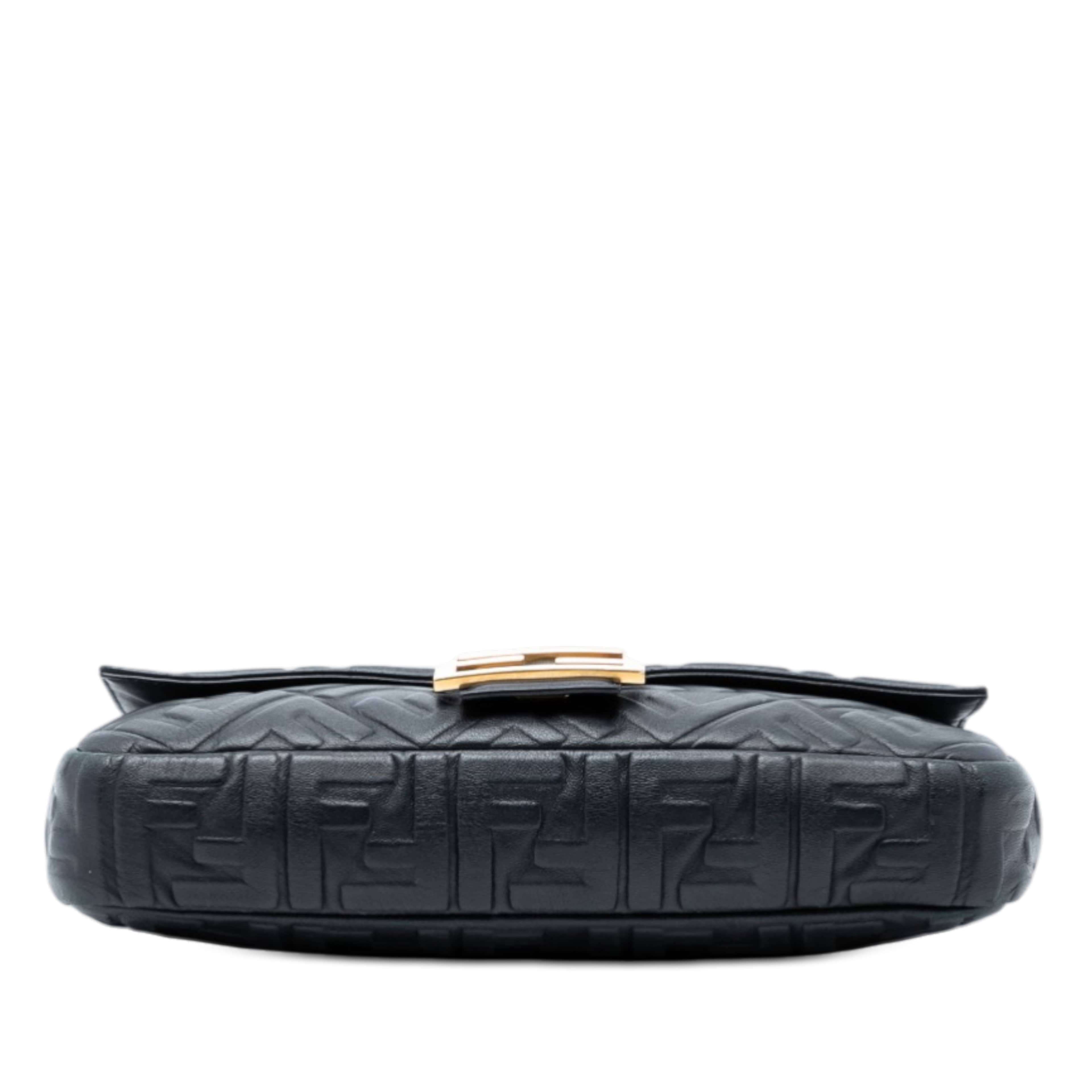 Fendi Large Zucca Embossed Leather Baguette Satchel, från Luxclusif, i färgen black. Klicka för att öppna bilden i stort format