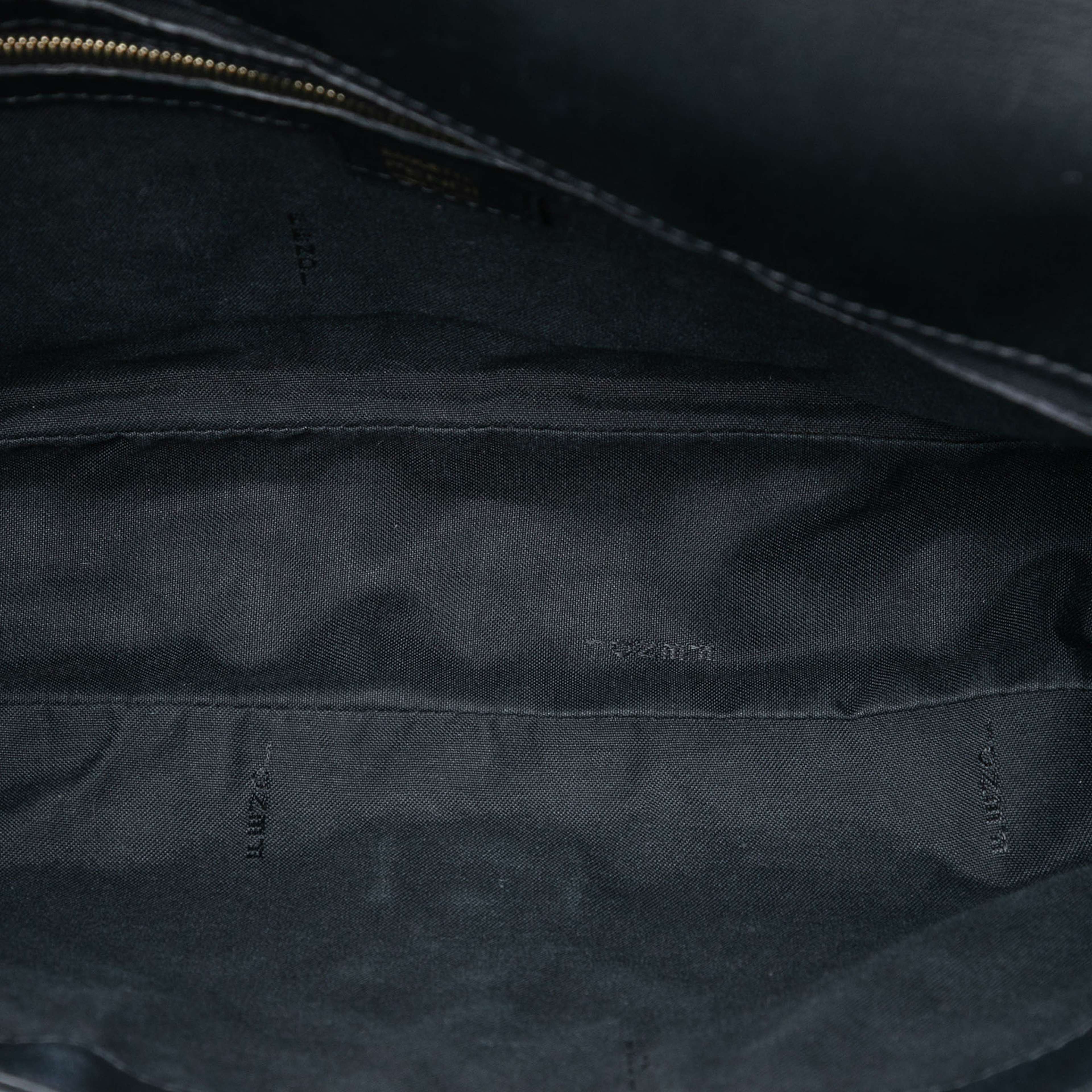 Fendi Large Zucca Embossed Leather Baguette Satchel, från Luxclusif, i färgen black. Klicka för att öppna bilden i stort format