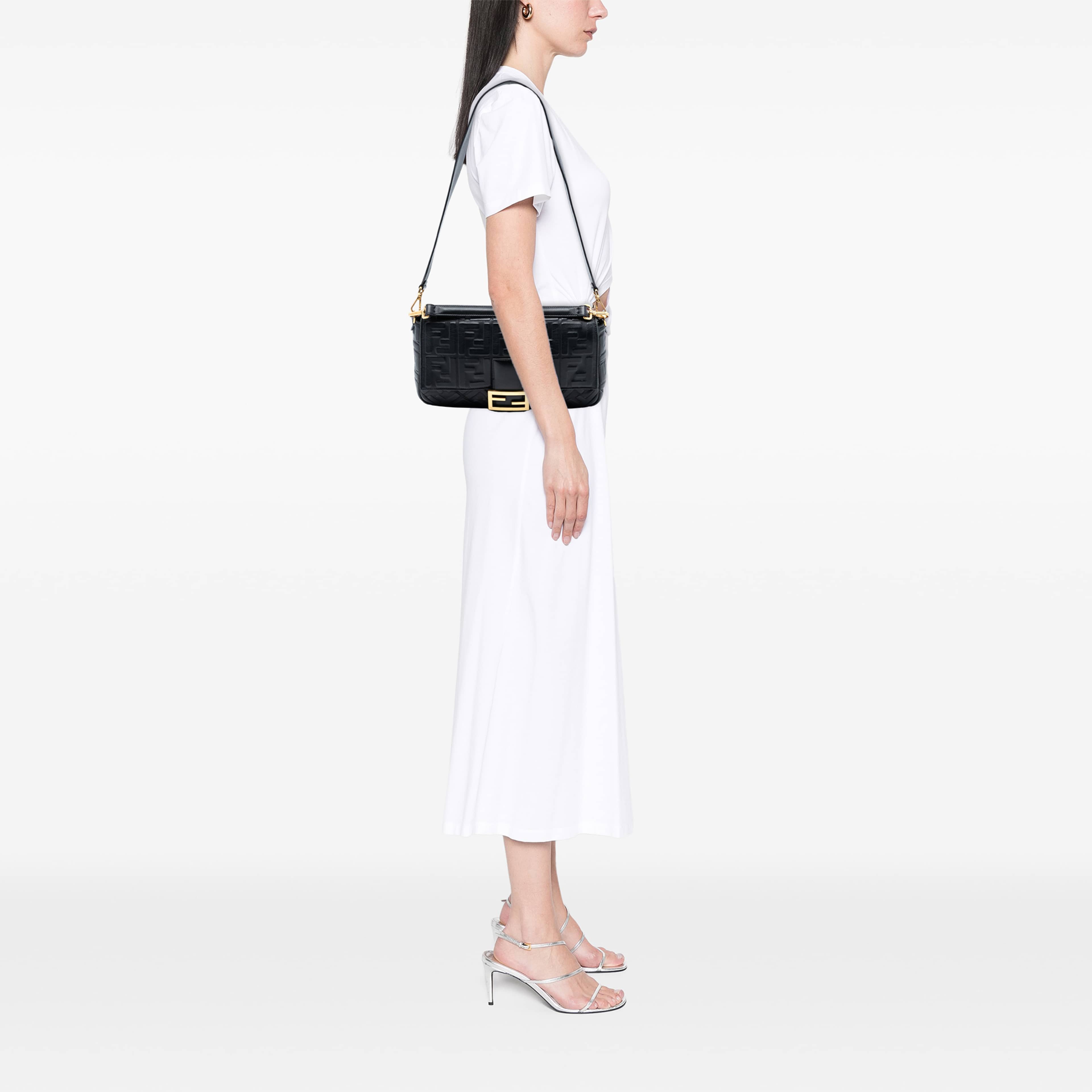 Fendi Large Zucca Embossed Leather Baguette Satchel, från Luxclusif, i färgen svart. Klicka för att öppna bilden i stort format