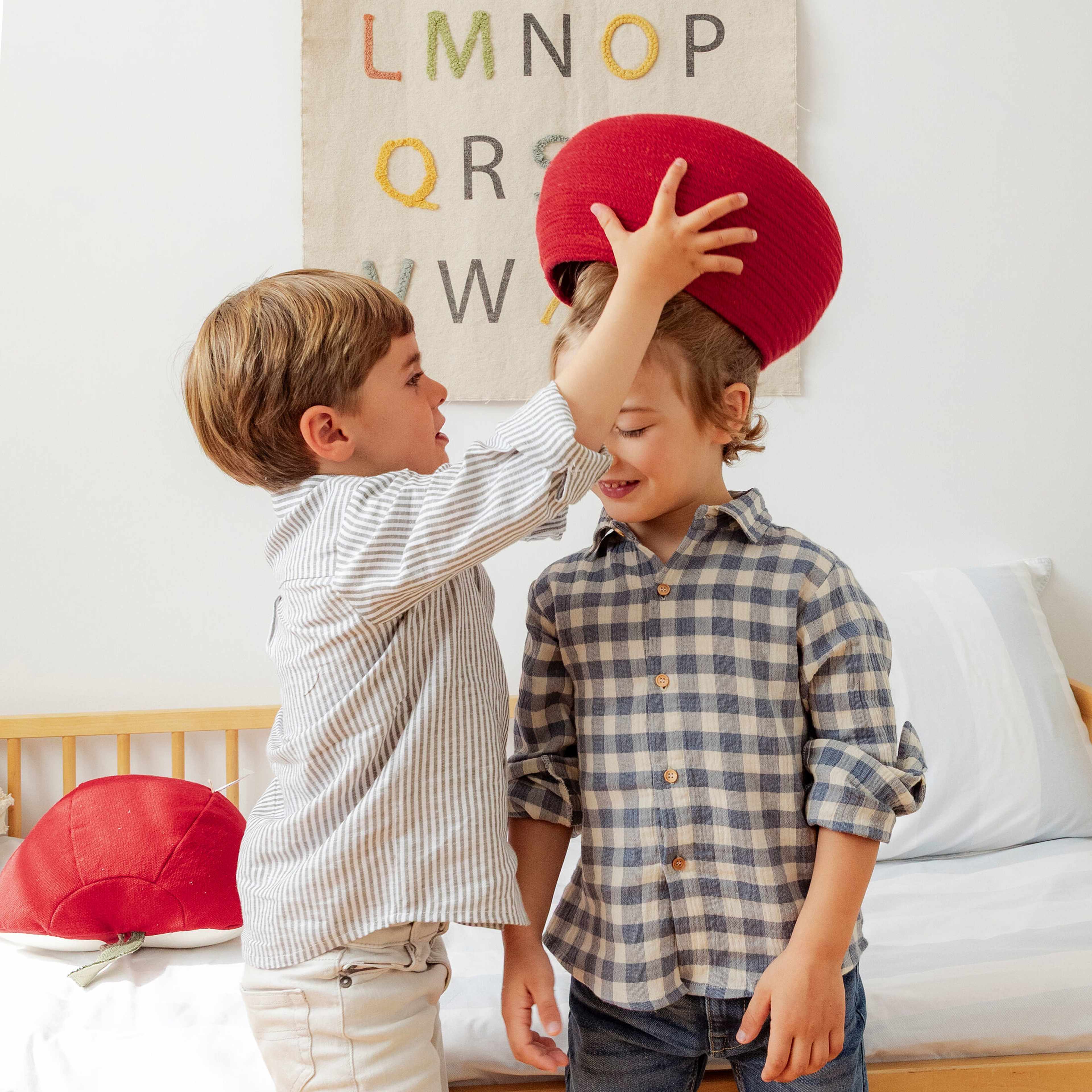 Korgäpple, från LORENA CANALS, i färgen jordbrun, röd, olivgrön, ankgrön. Klicka för att öppna bilden i stort format