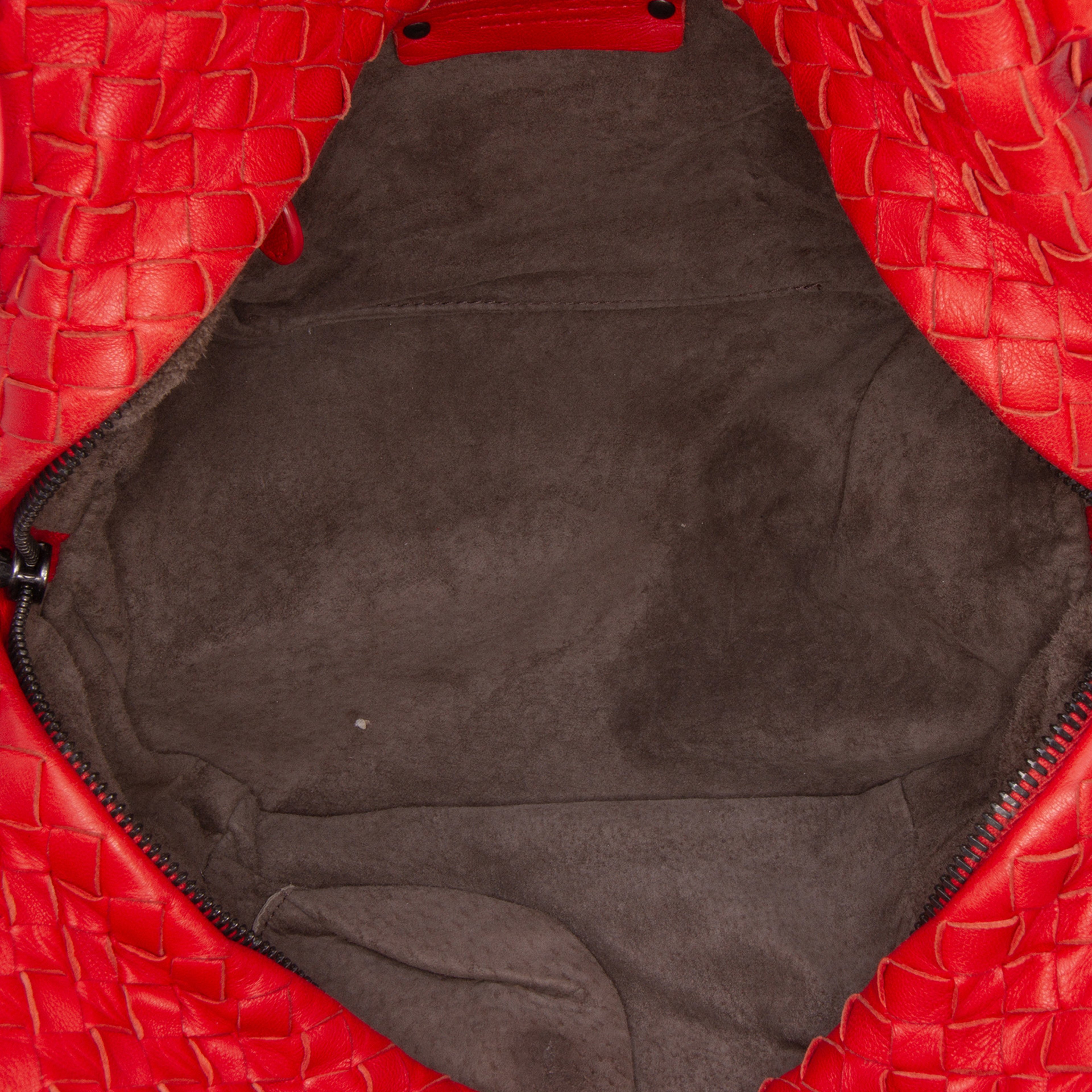 Bottega Veneta Nappa Intrecciato Cube Shoulder Bag, från Luxclusif, i färgen red. Klicka för att öppna bilden i stort format