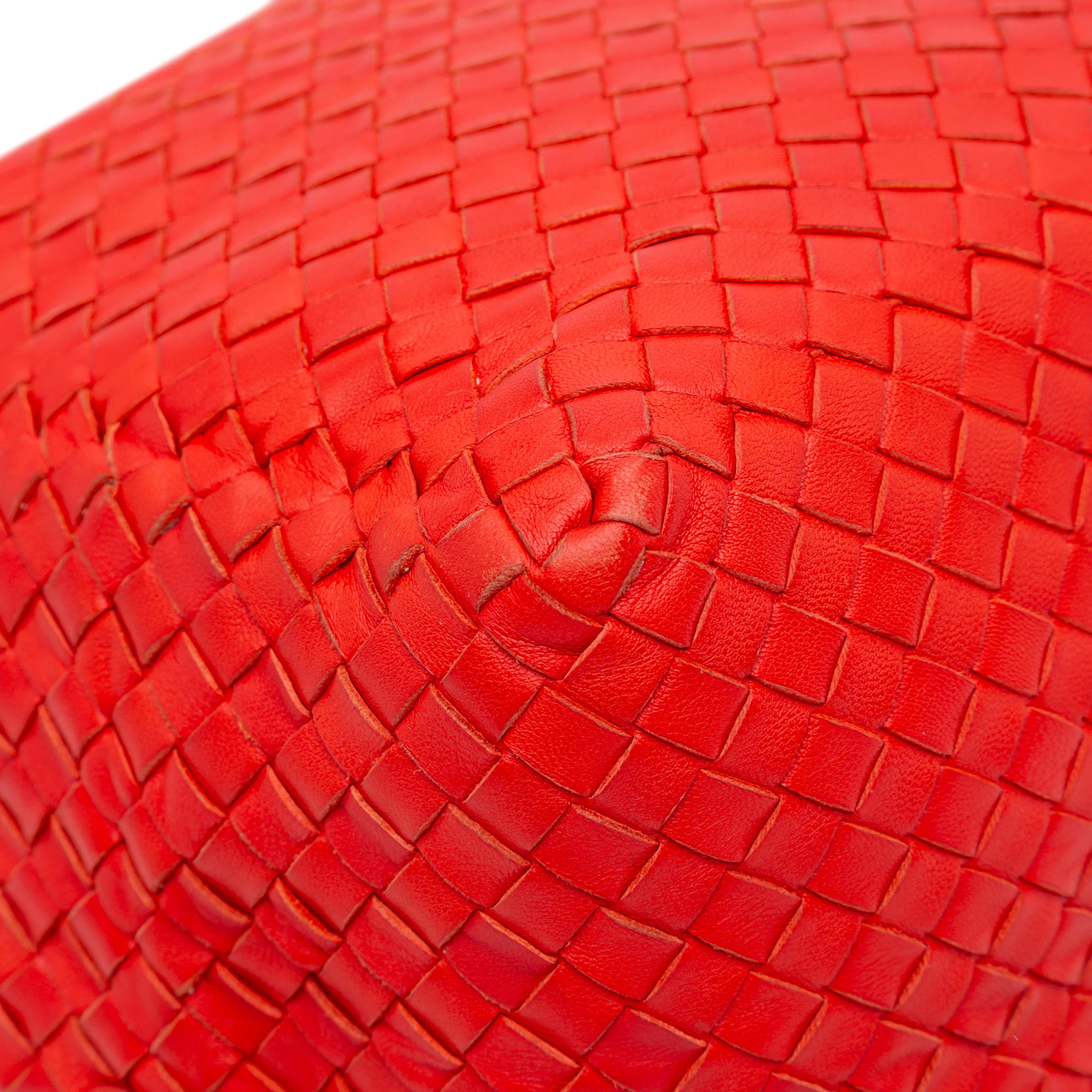 Bottega Veneta Nappa Intrecciato Cube Shoulder Bag, från Luxclusif, i färgen röd. Klicka för att öppna bilden i stort format