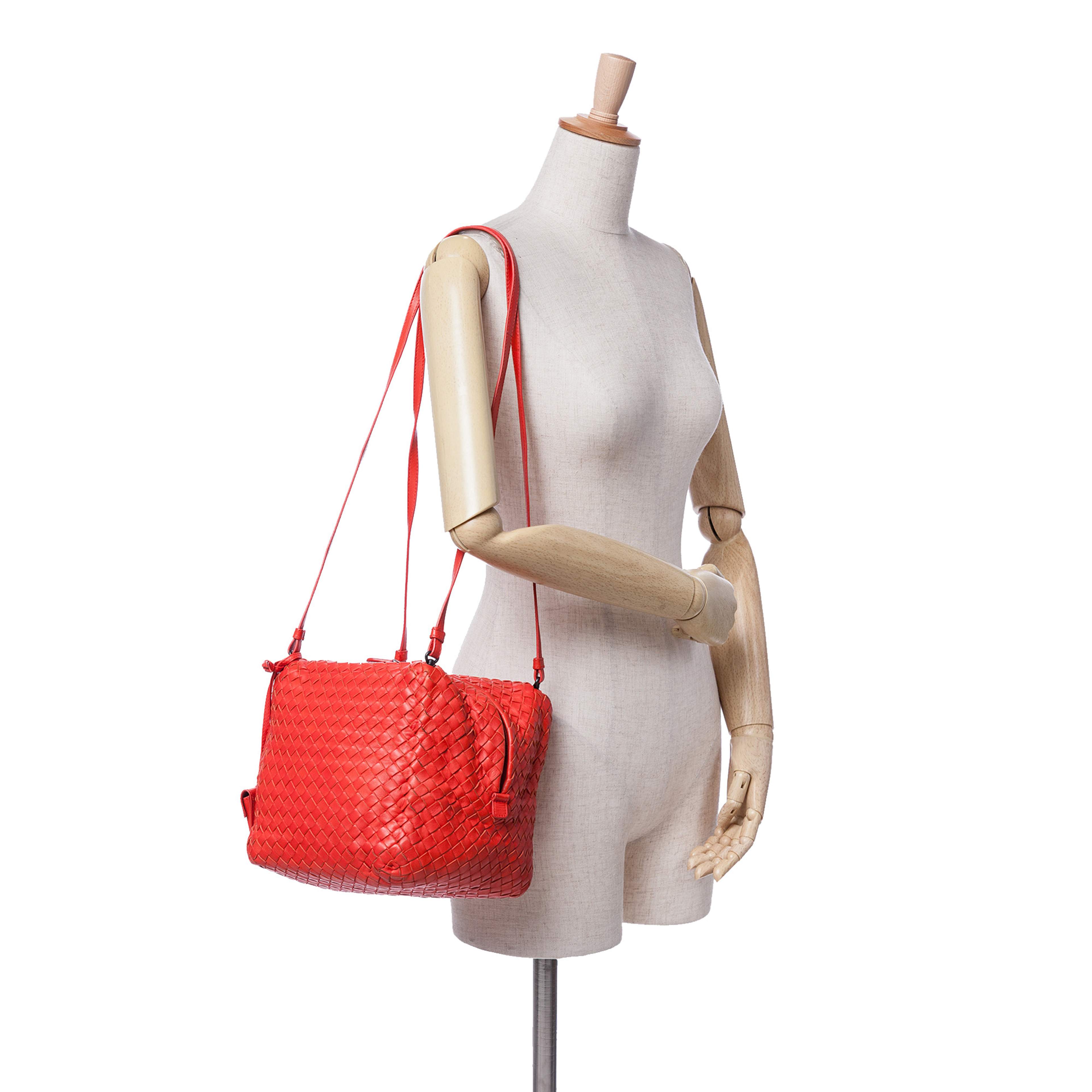Bottega Veneta Nappa Intrecciato Cube Shoulder Bag, från Luxclusif, i färgen röd. Klicka för att öppna bilden i stort format