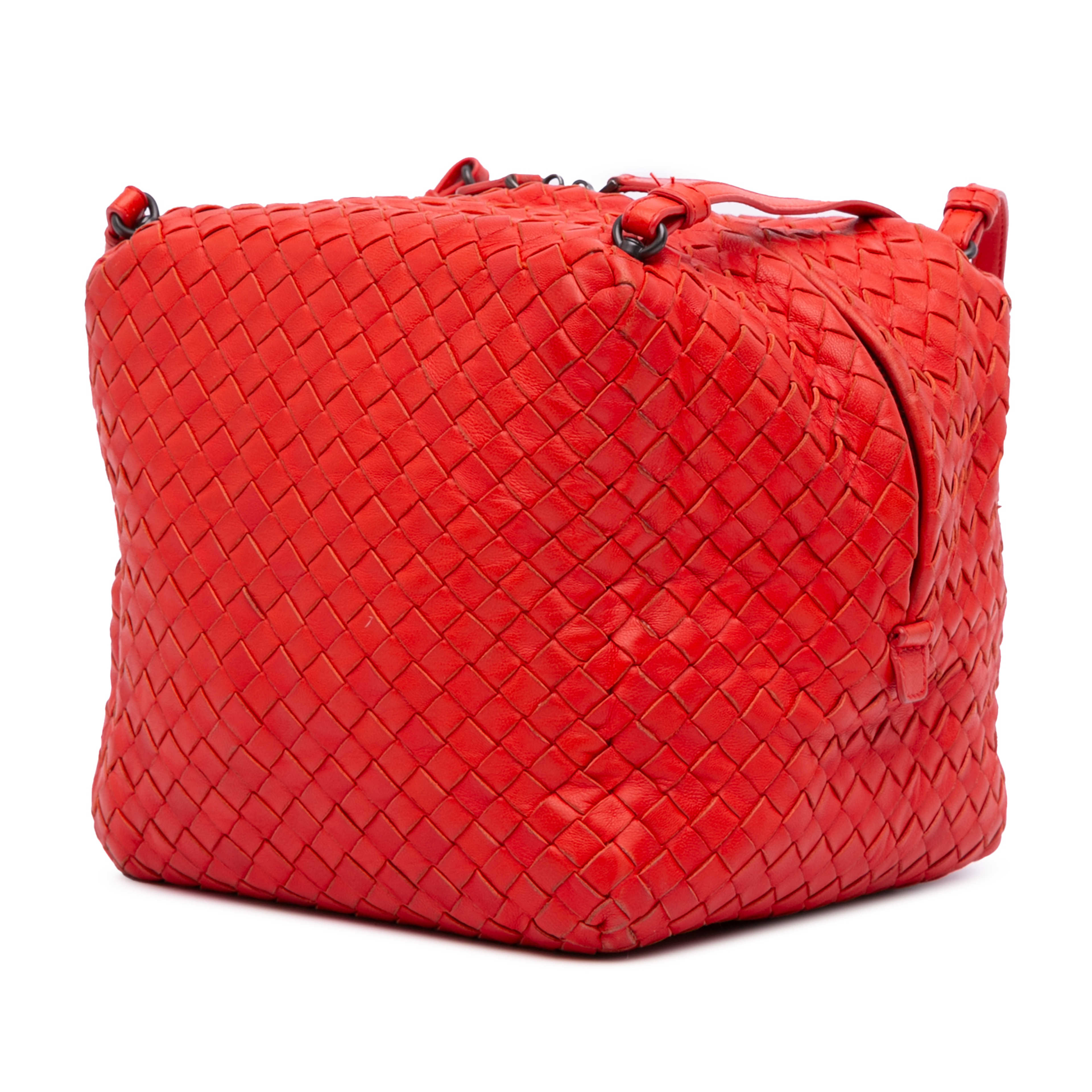 Bottega Veneta Nappa Intrecciato Cube Shoulder Bag, från Luxclusif, i färgen red. Klicka för att öppna bilden i stort format