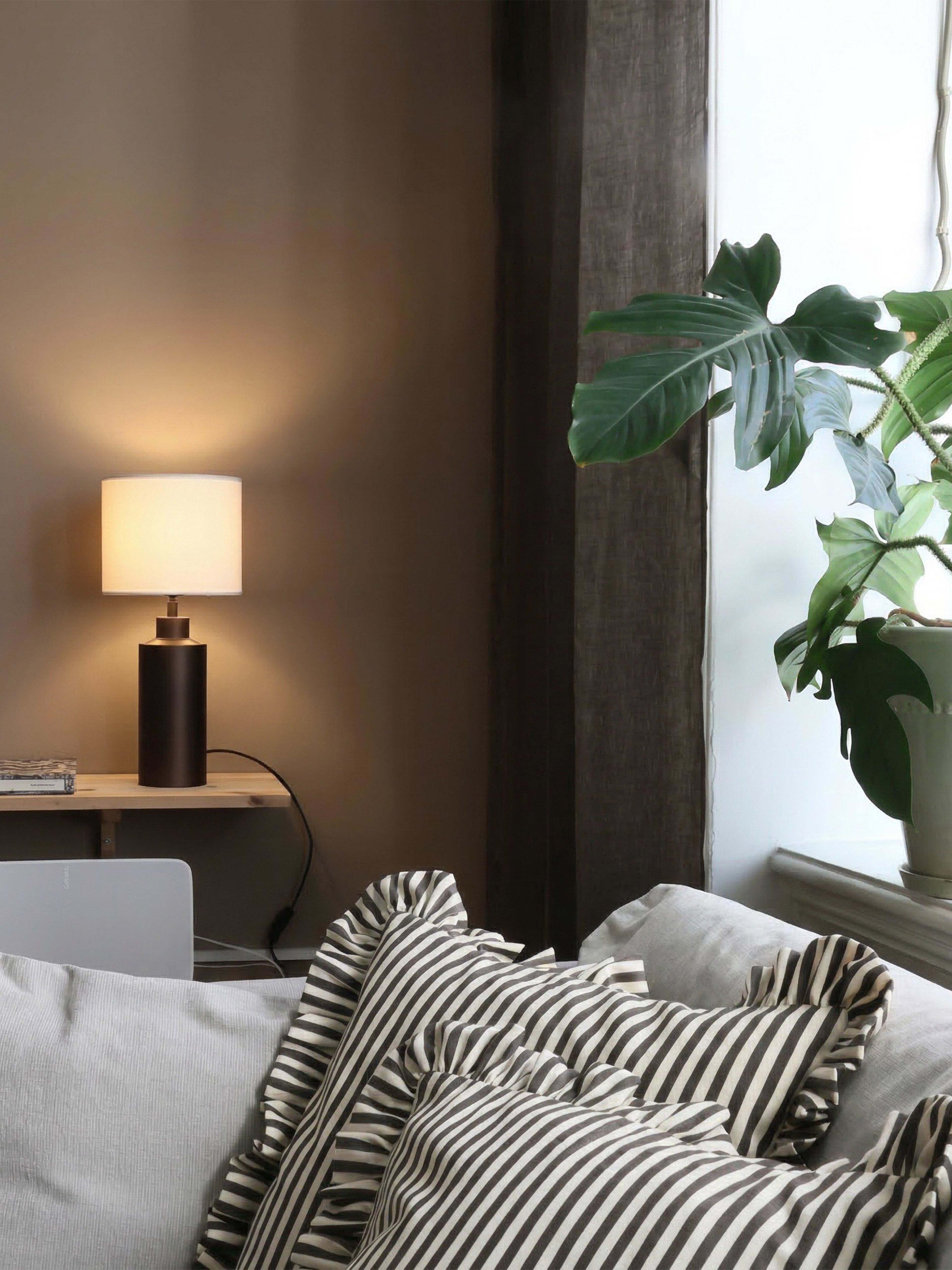 Solo Lampfot, från PR Home, i färgen antikbrun. Klicka för att öppna bilden i stort format