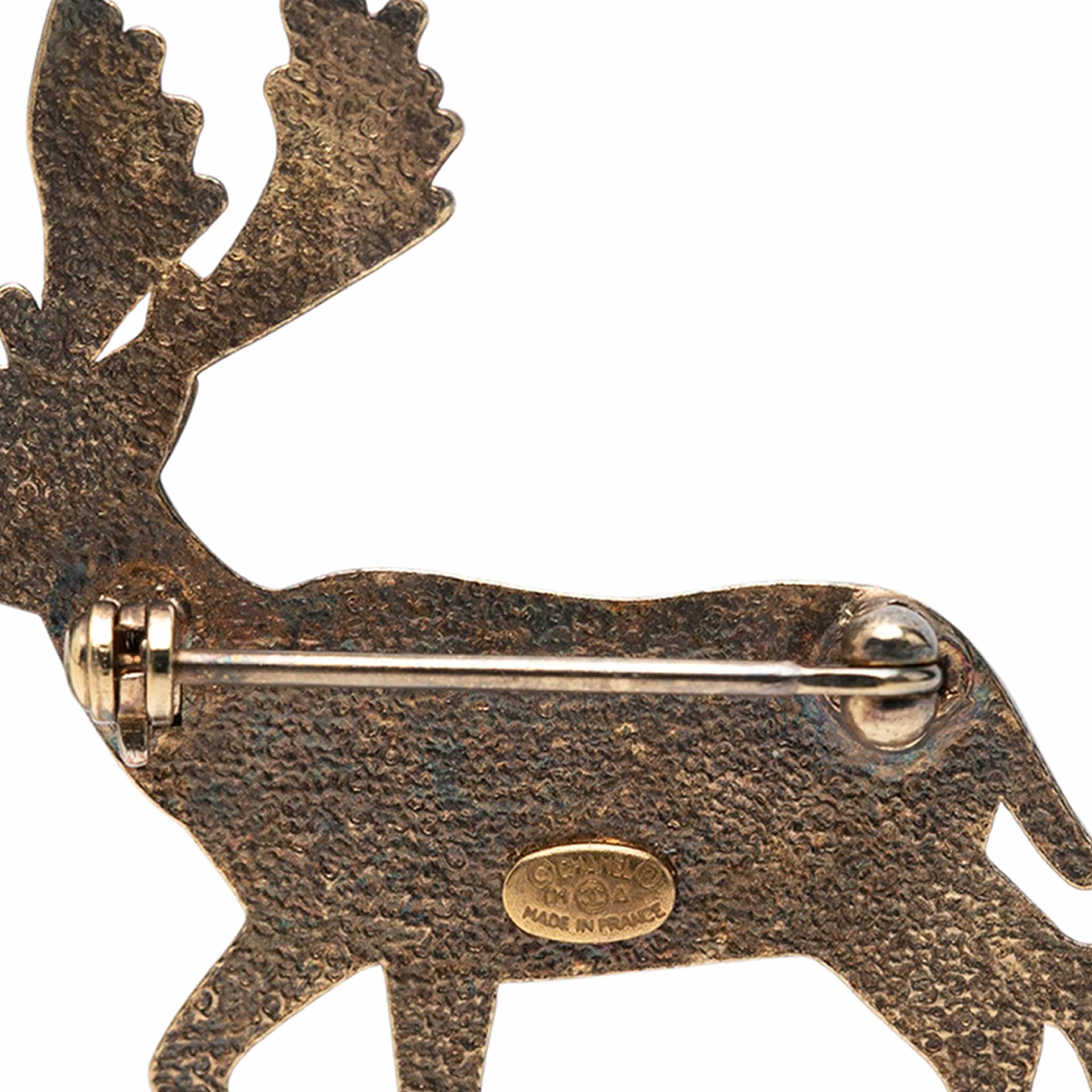 Chanel Cc Gold Plated Faux Pearl Deer Brooch, från Luxclusif, i färgen gold. Klicka för att öppna bilden i stort format