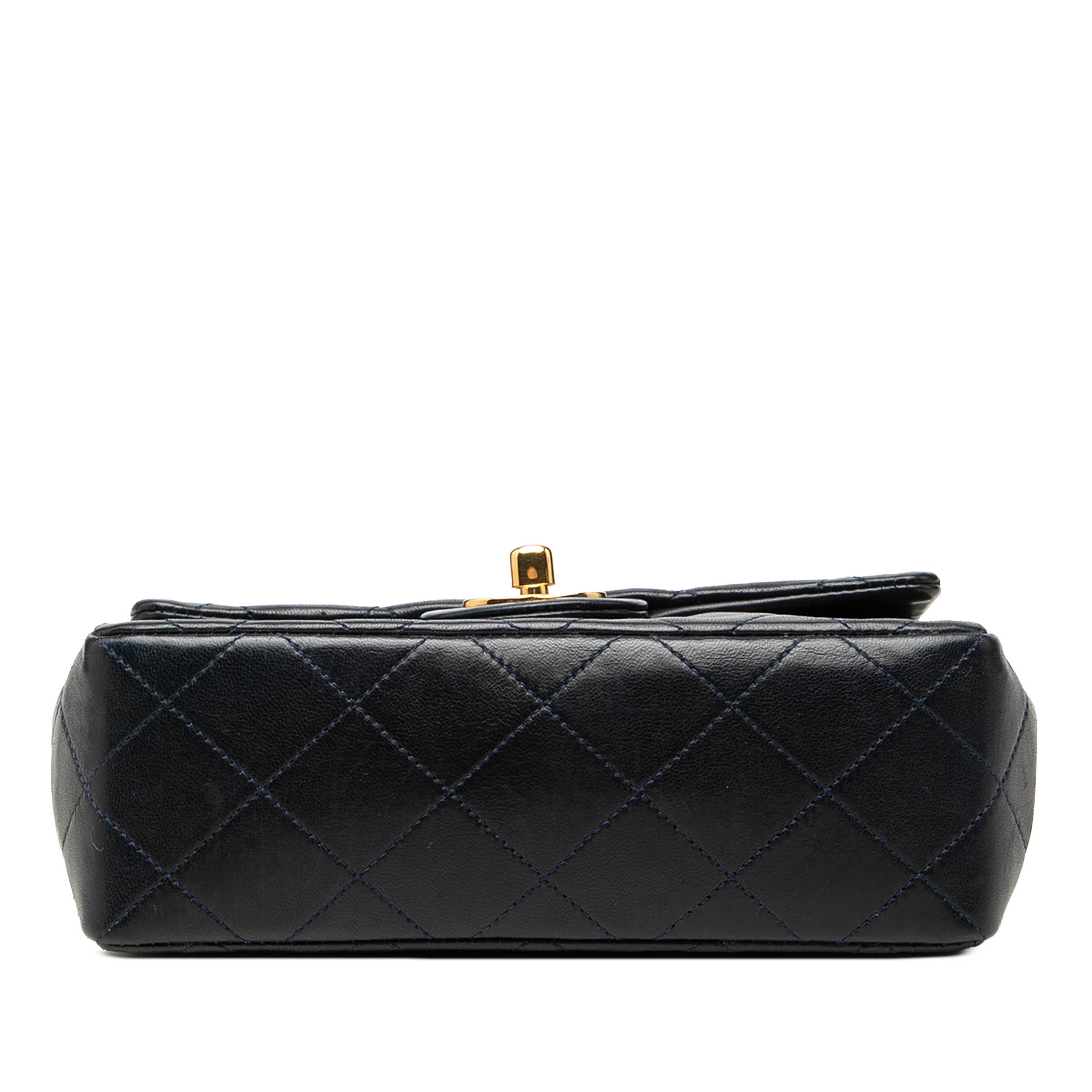 Chanel Mini Square Classic Lambskin Single Flap, från Luxclusif, i färgen svart. Klicka för att öppna bilden i stort format