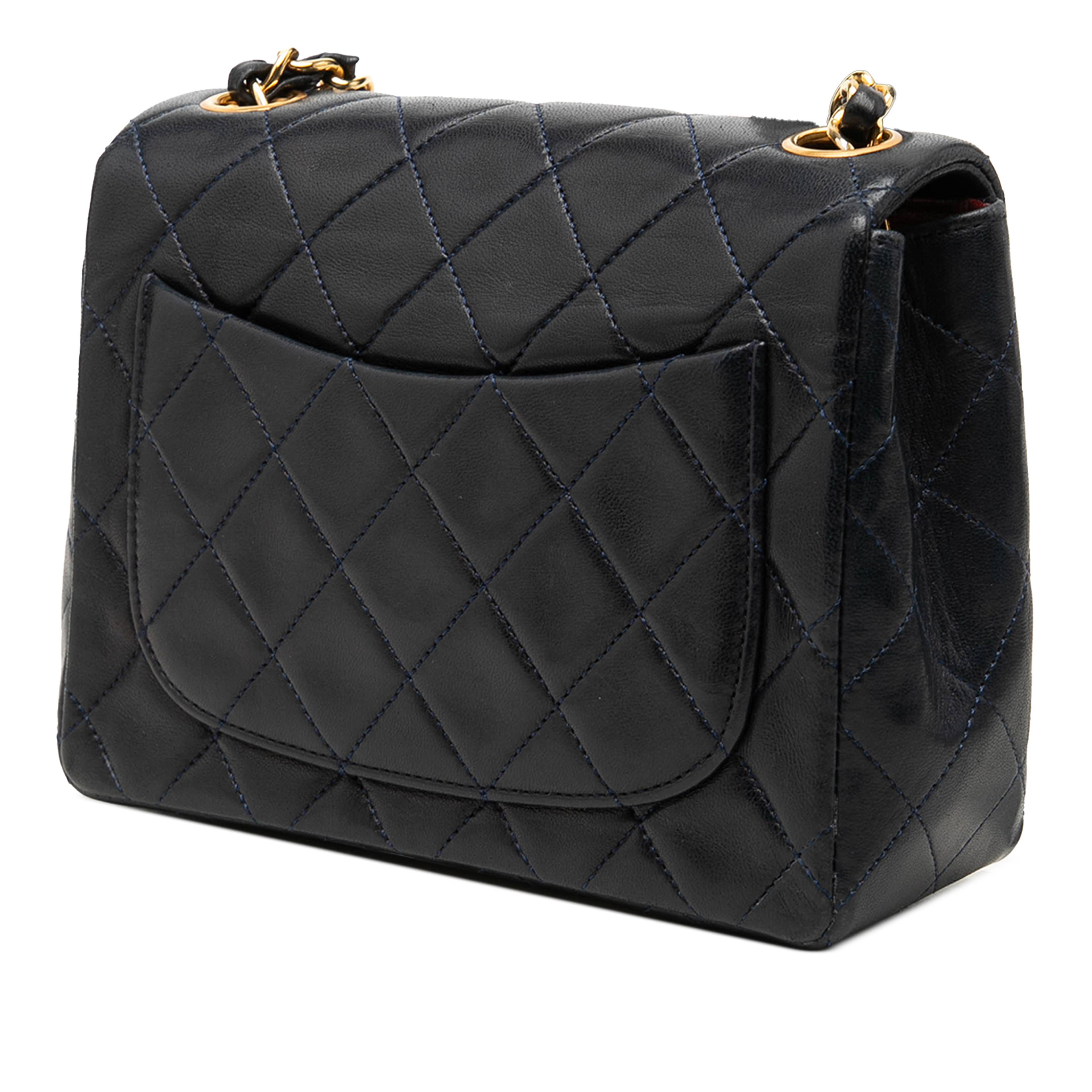 Chanel Mini Square Classic Lambskin Single Flap, från Luxclusif, i färgen svart. Klicka för att öppna bilden i stort format