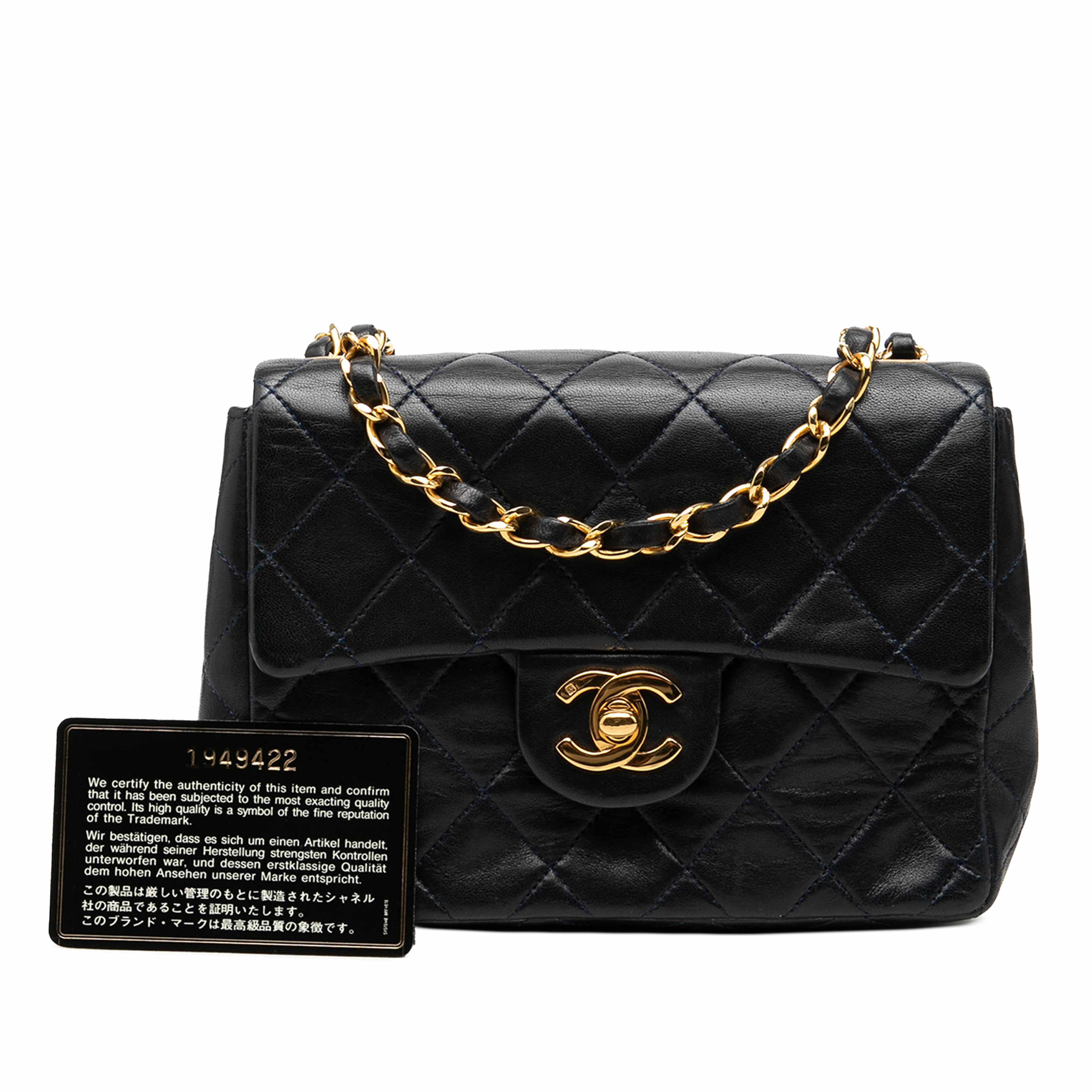 Chanel Mini Square Classic Lambskin Single Flap, från Luxclusif, i färgen svart. Klicka för att öppna bilden i stort format